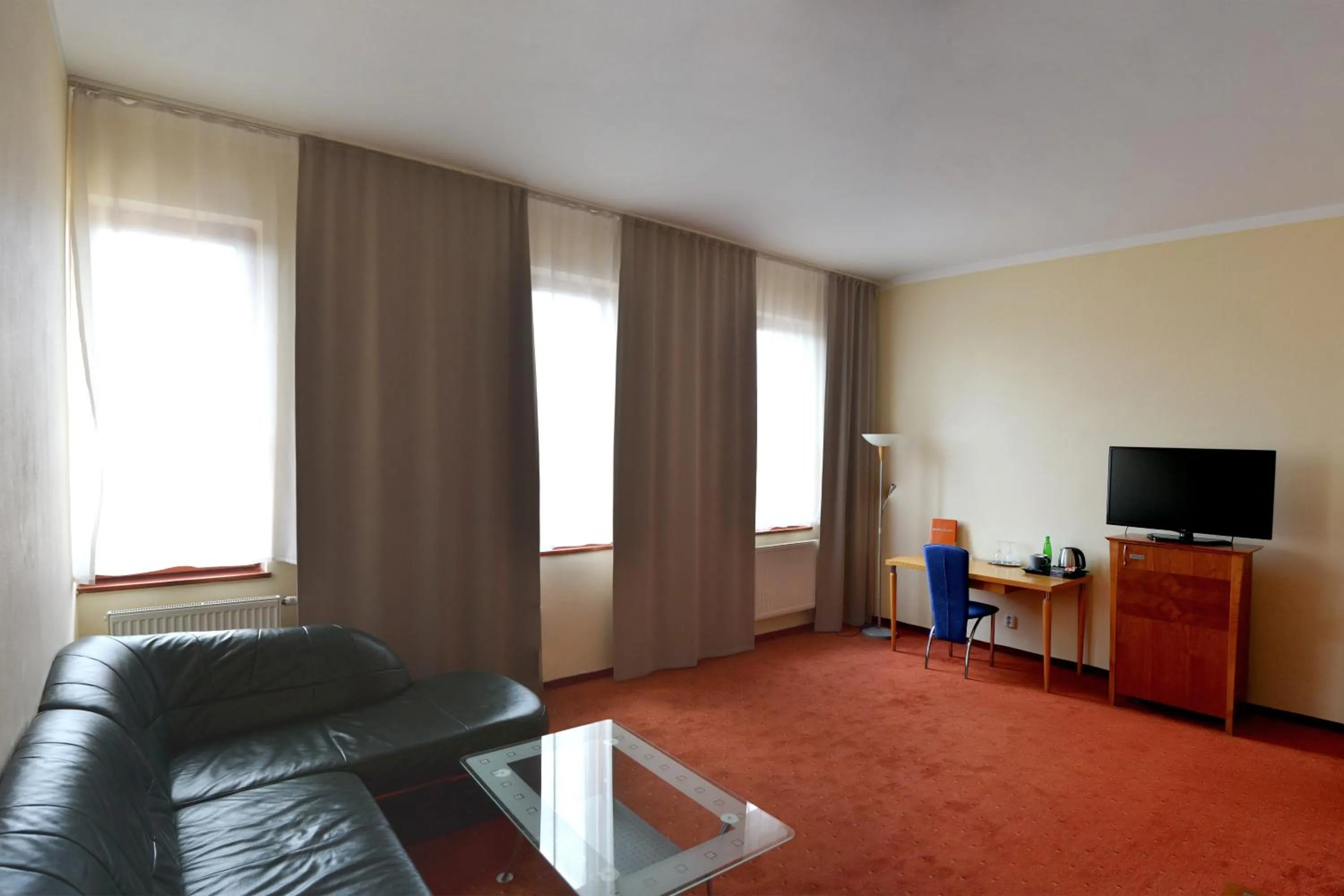 TV and multimedia, Seating Area in Hotel Plaza