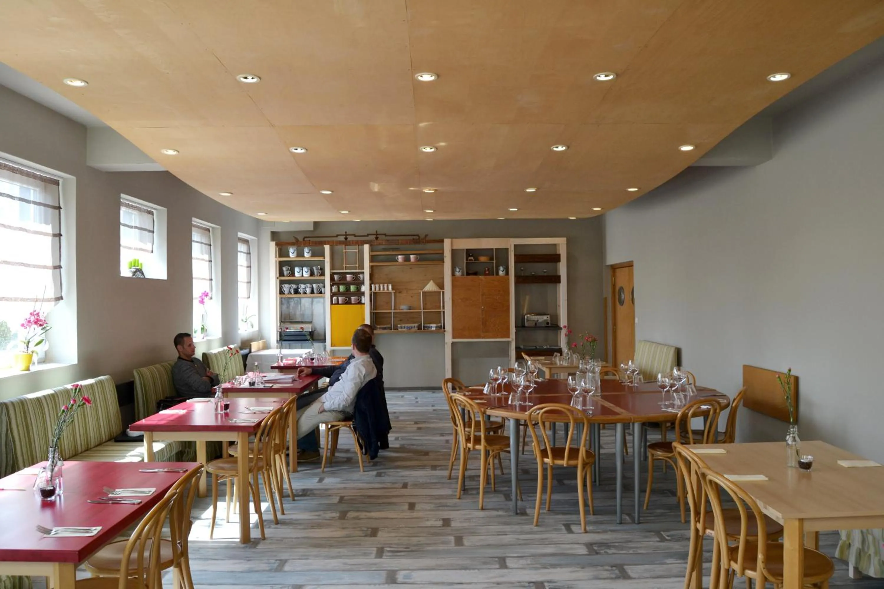 Restaurant/Places to Eat in Hotel Plaza