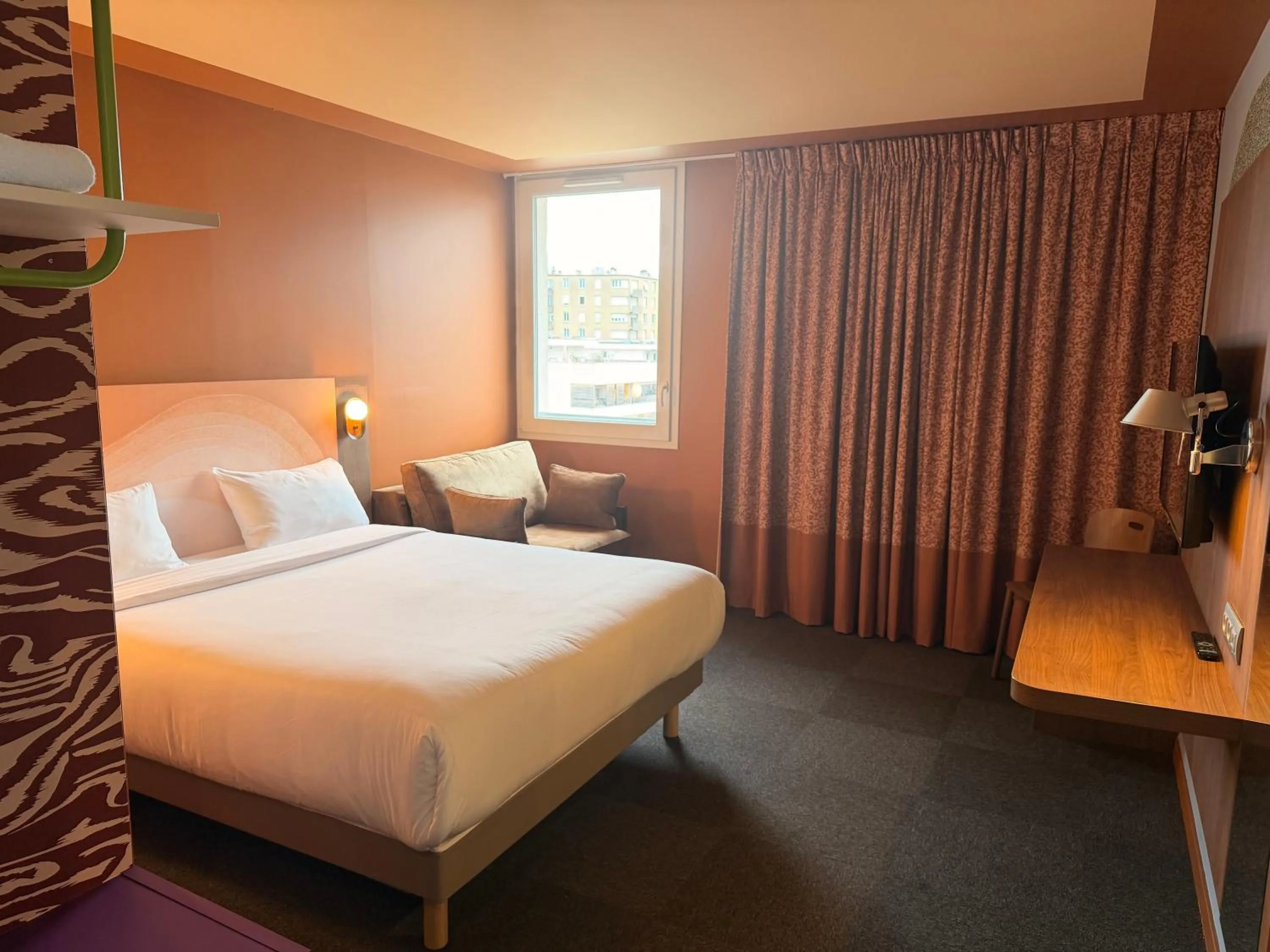 Bed in IBIS STYLES ALES CENTRE