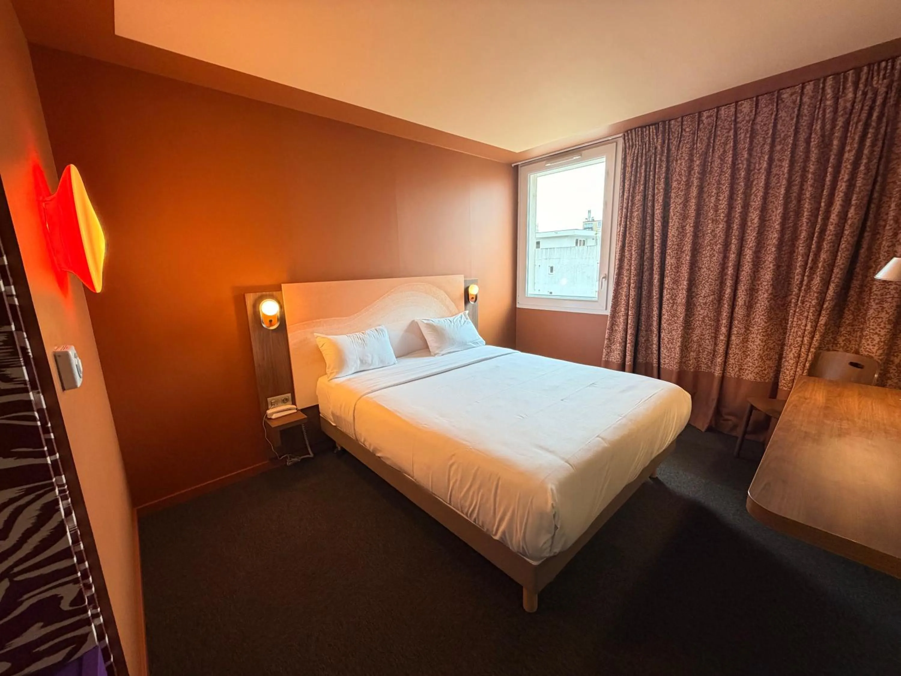 Bed in IBIS STYLES ALES CENTRE