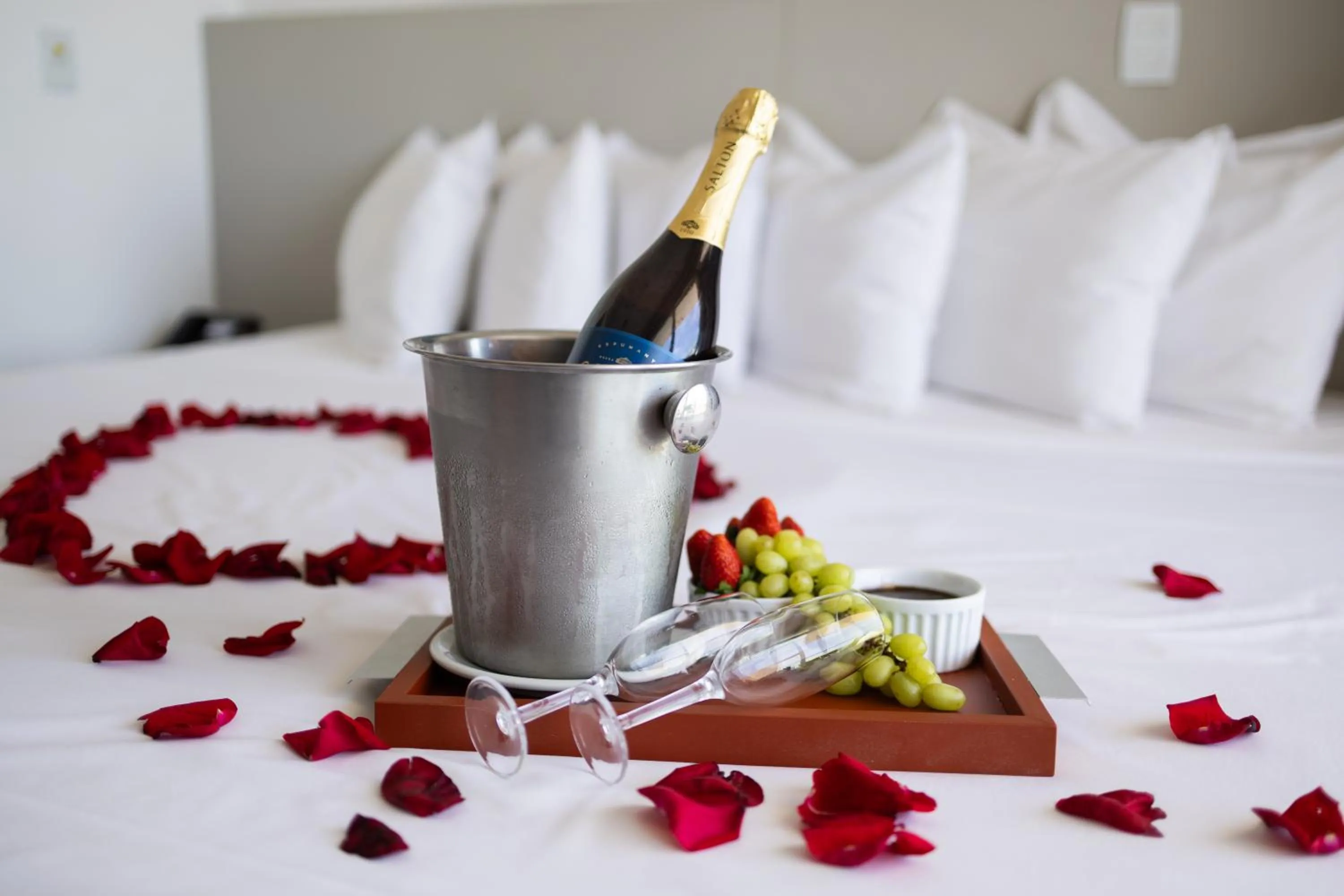 Bedroom, Bed in Ramada by Wyndham Macae Hotel & Suites