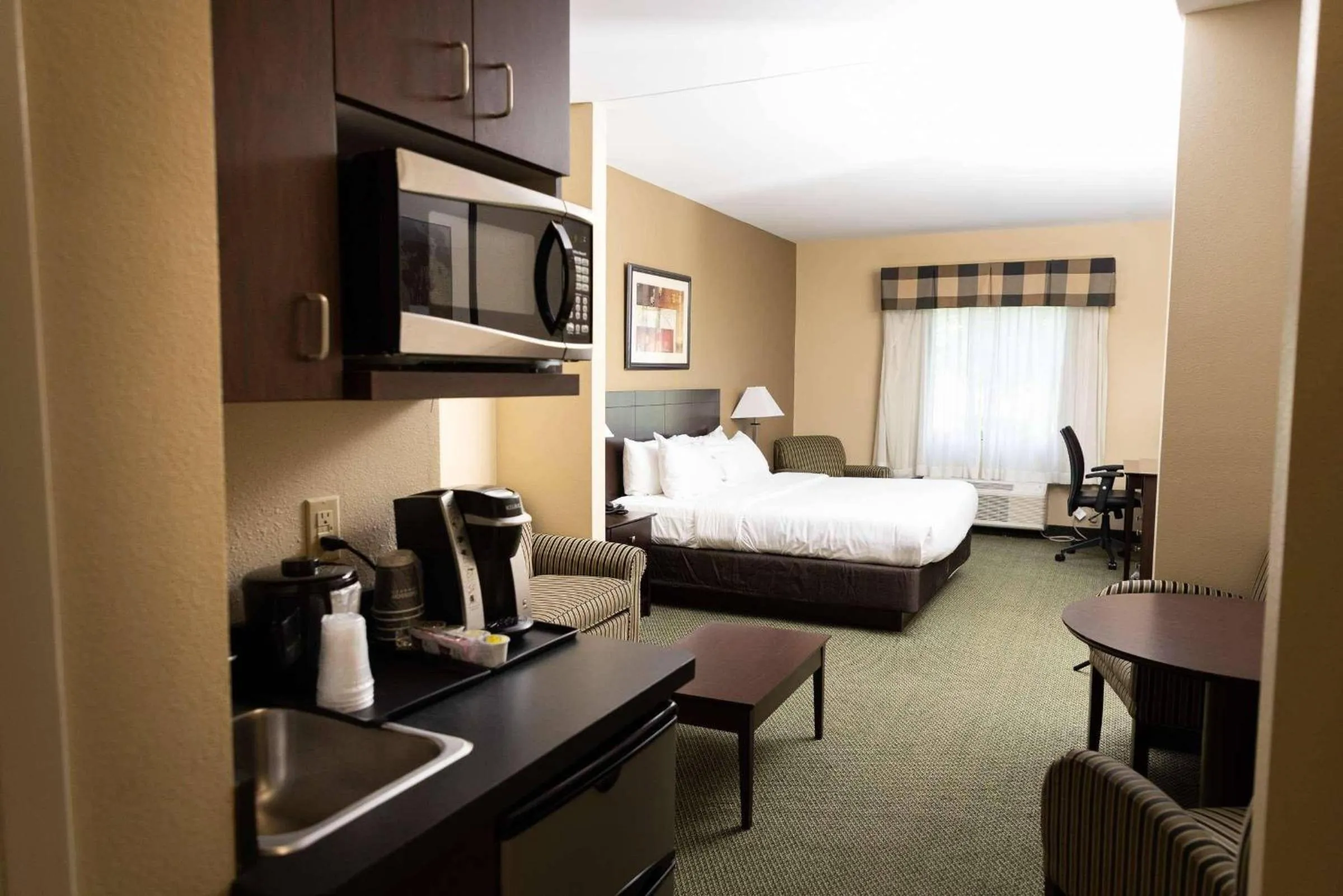 Bedroom, Bed in Country Inn & Suites Etown
