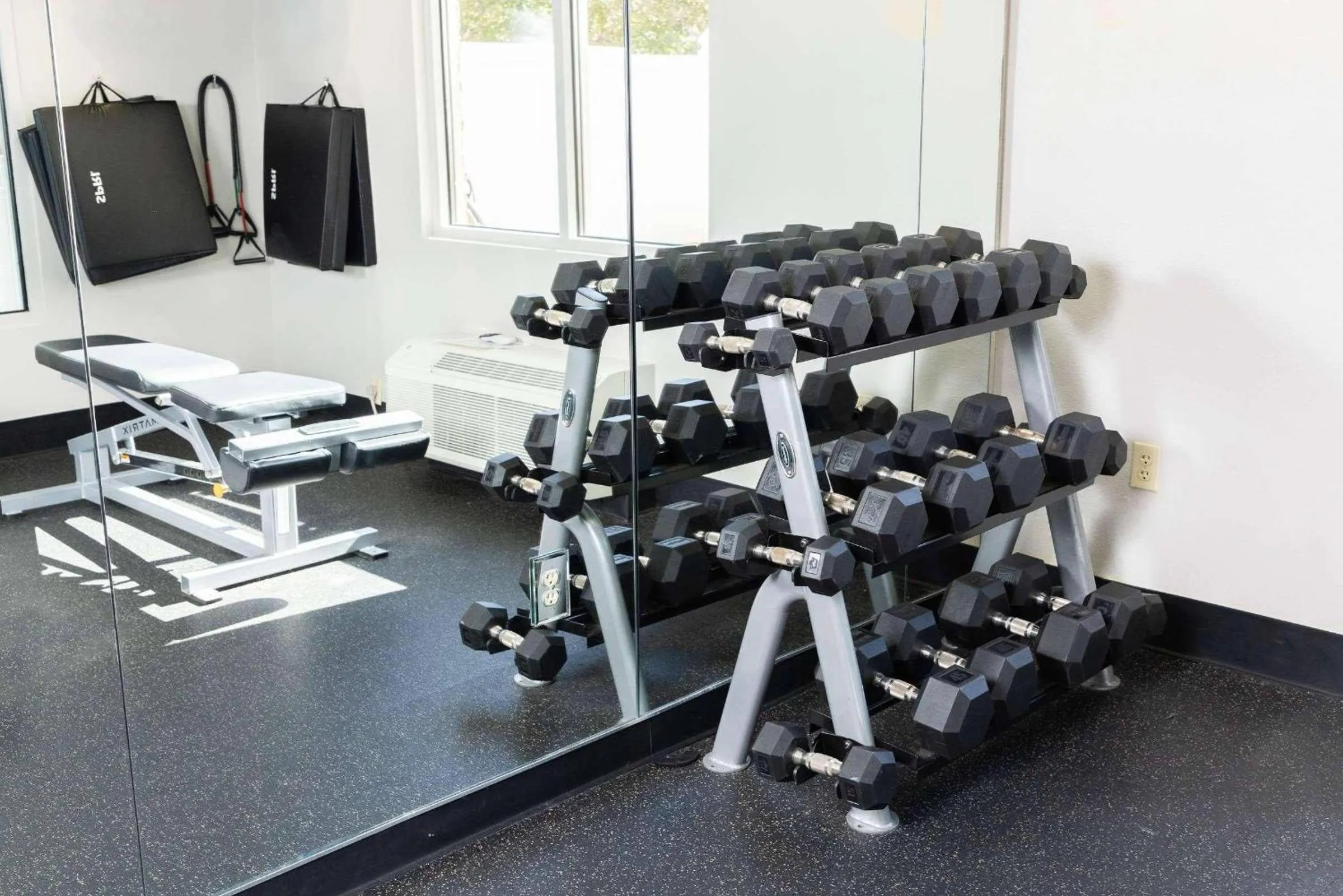 Fitness centre/facilities in Country Inn & Suites Etown