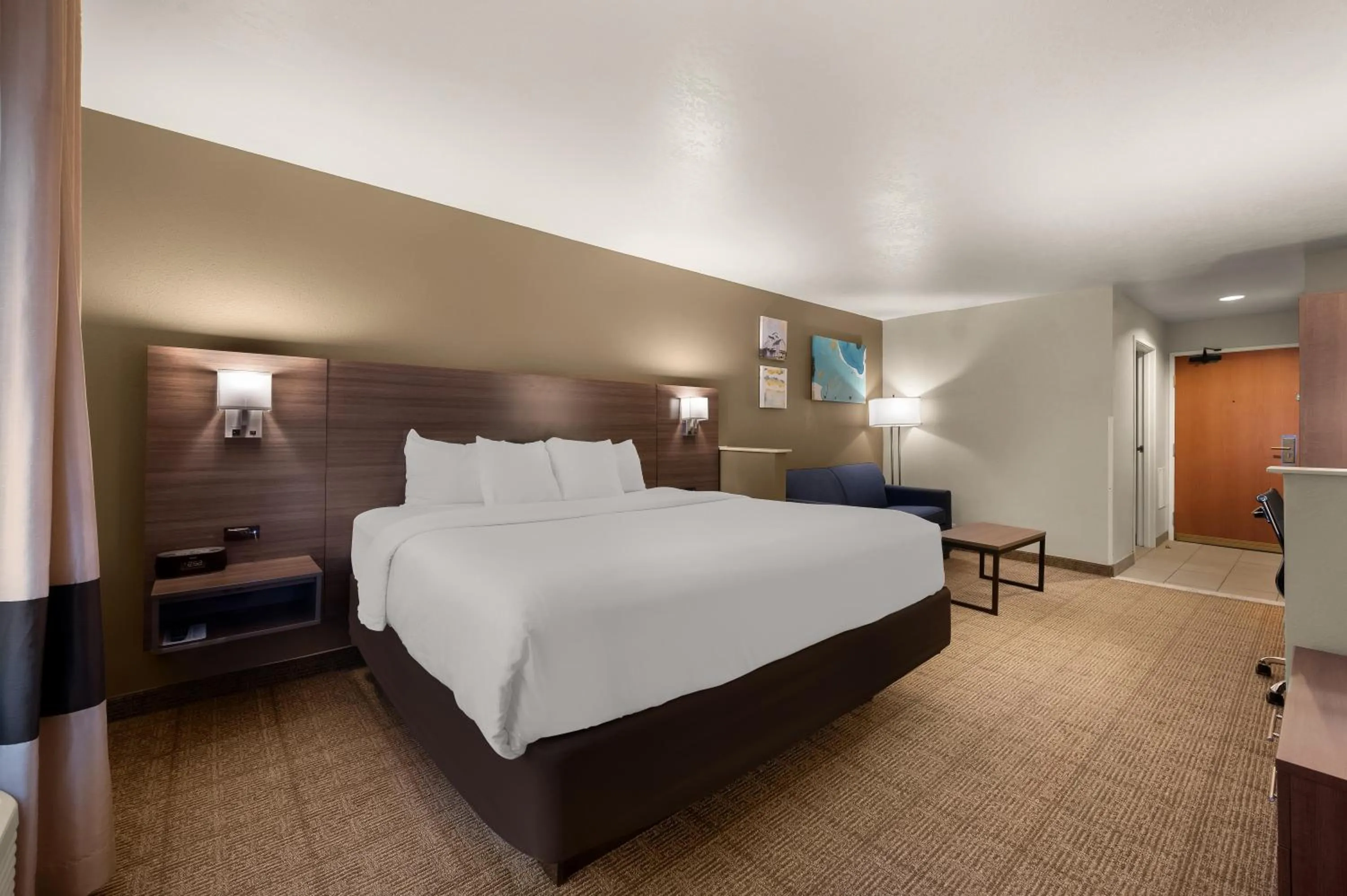 Bedroom, Bed in Comfort Inn & Suites Fenton