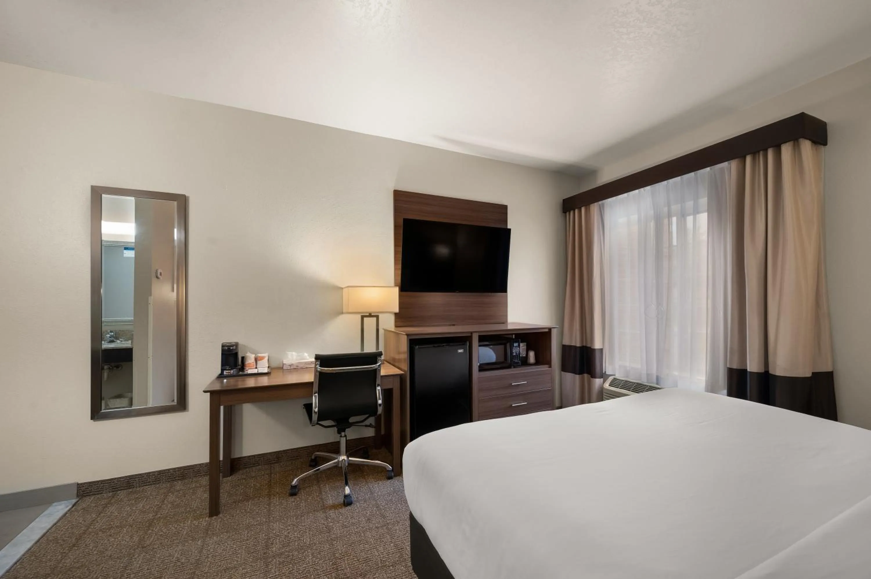 Bedroom, Bed in Comfort Inn & Suites Fenton