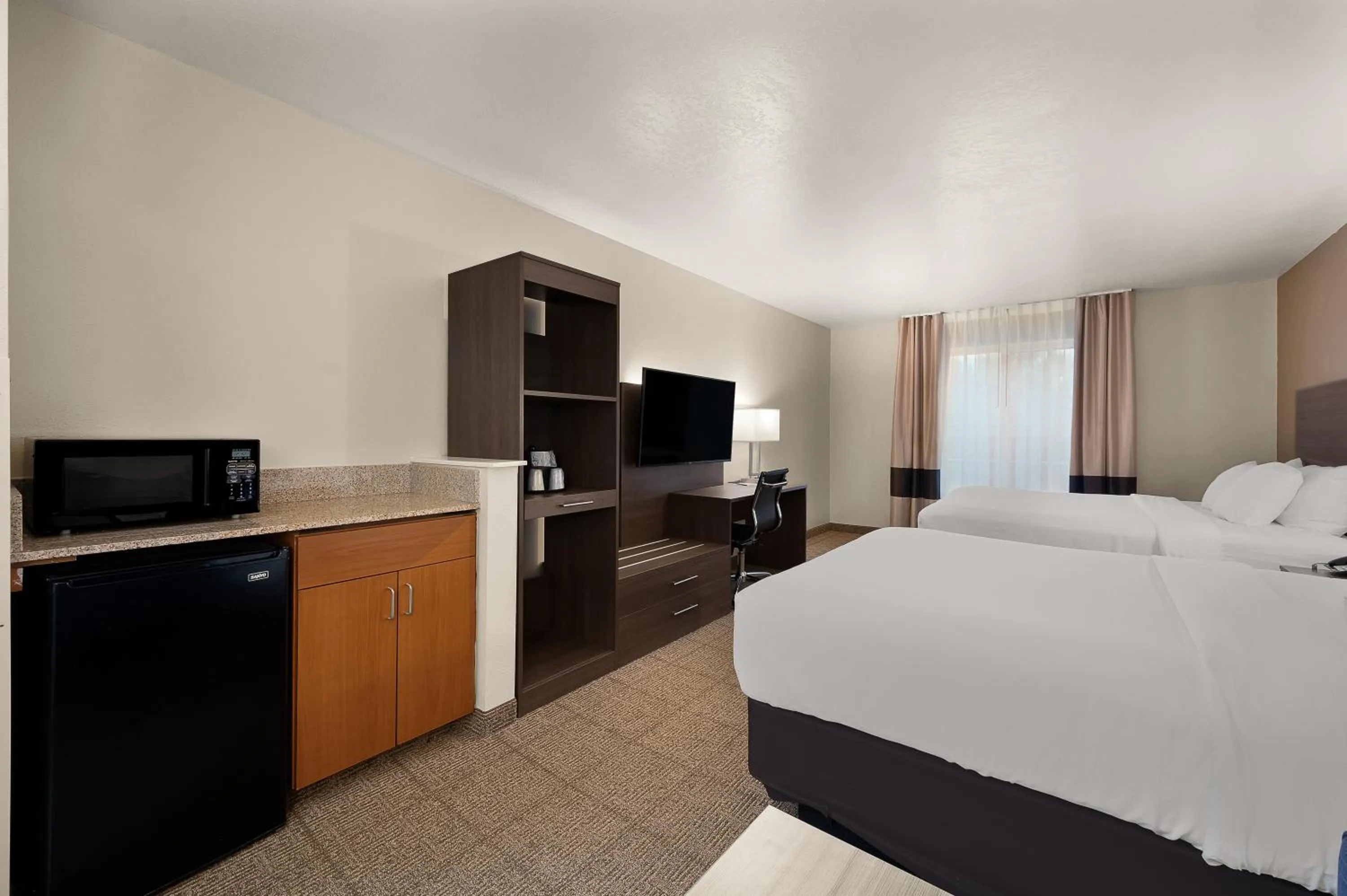 Bedroom, Bed in Comfort Inn & Suites Fenton