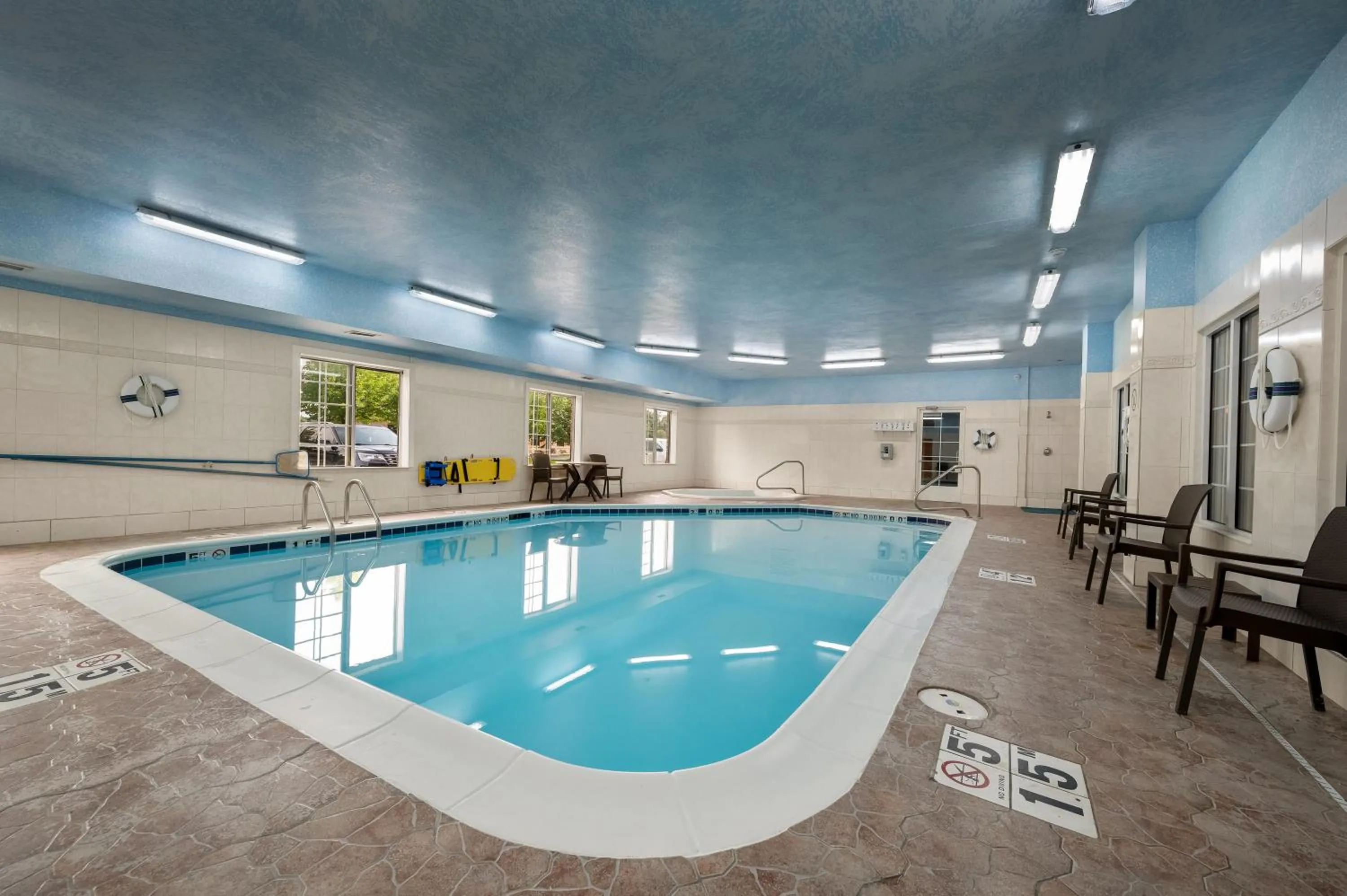 Swimming pool in Comfort Inn & Suites Fenton