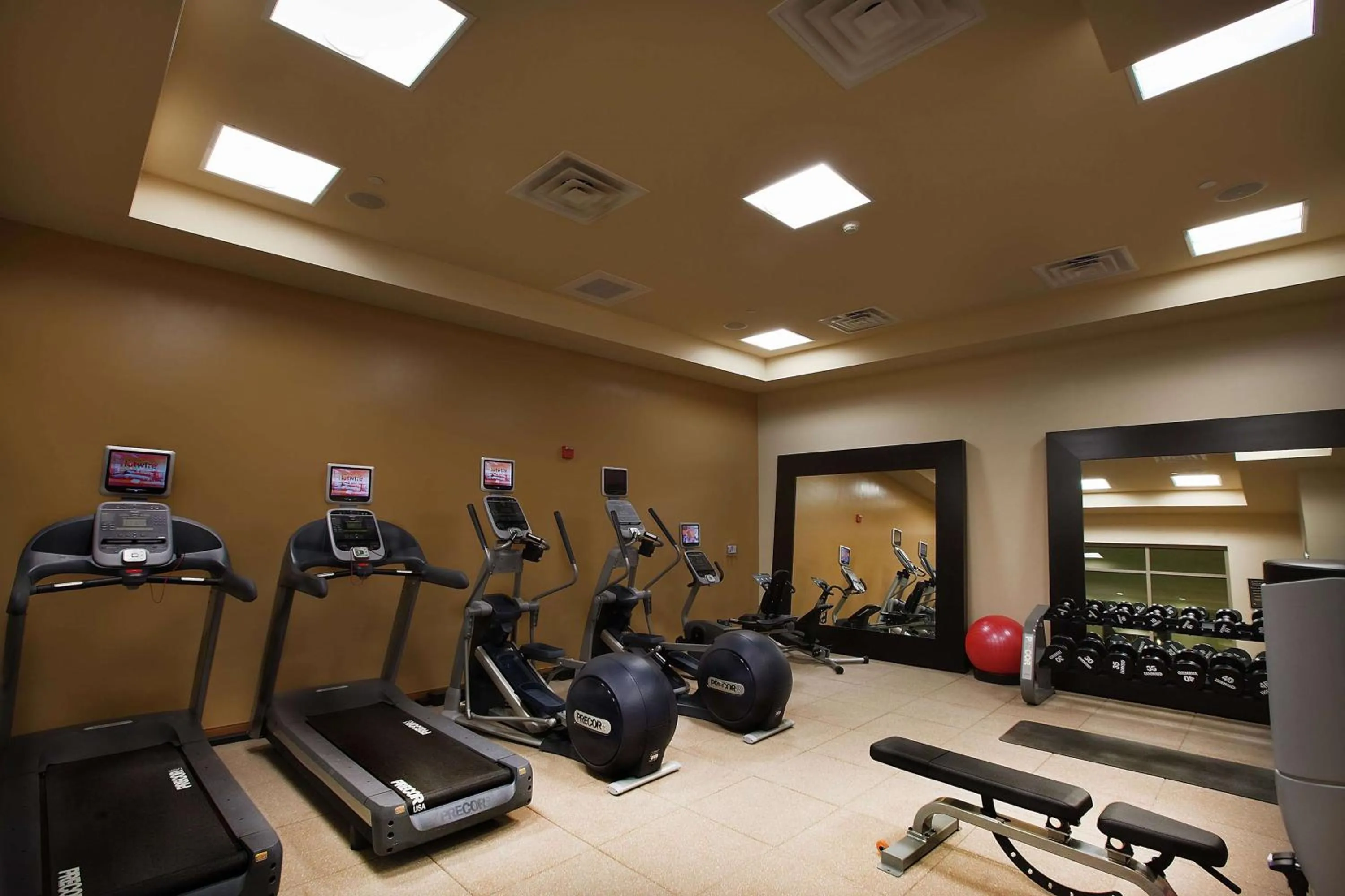 Fitness centre/facilities in Embassy Suites Palmdale