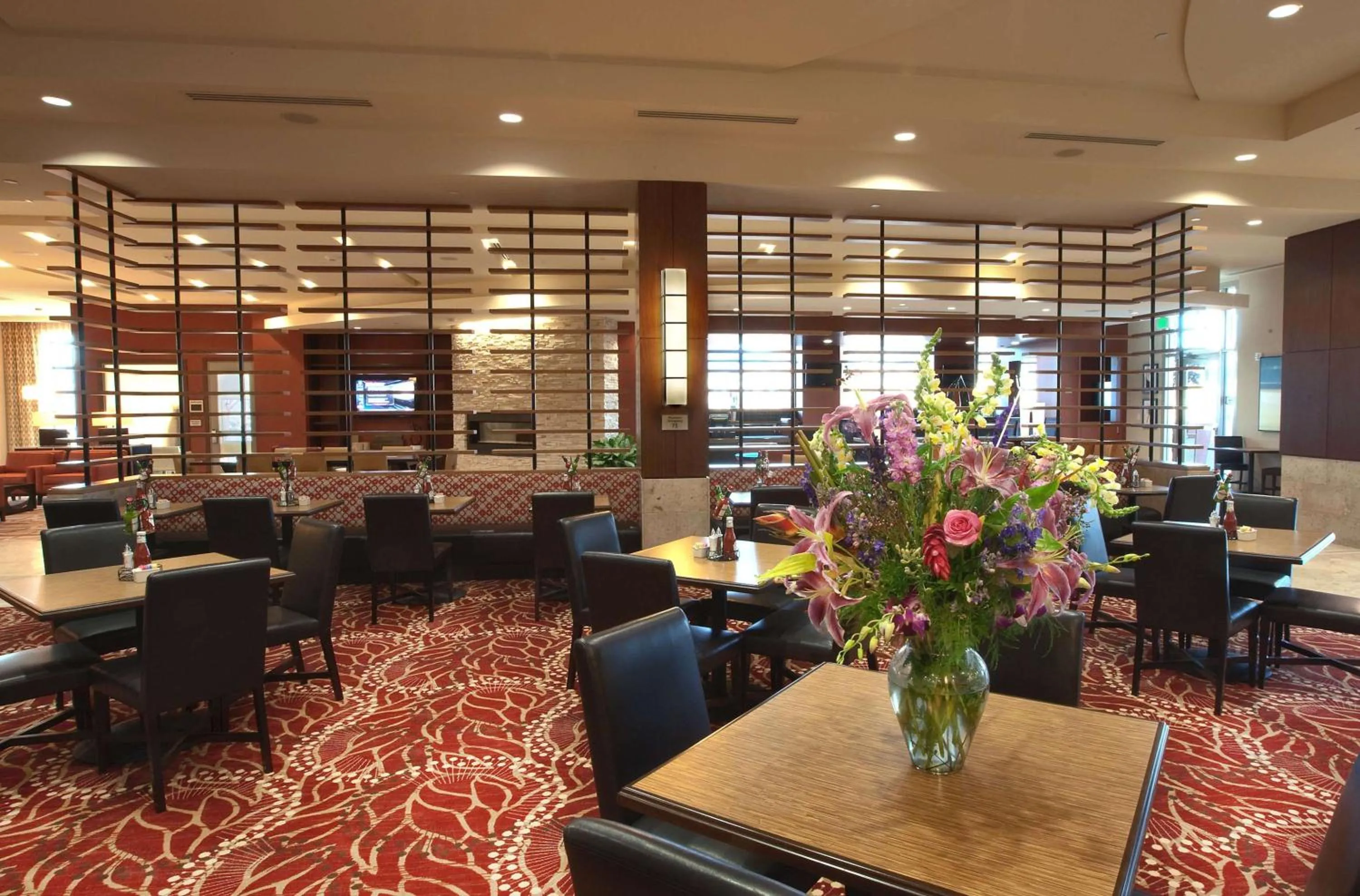 Dining area in Embassy Suites Palmdale