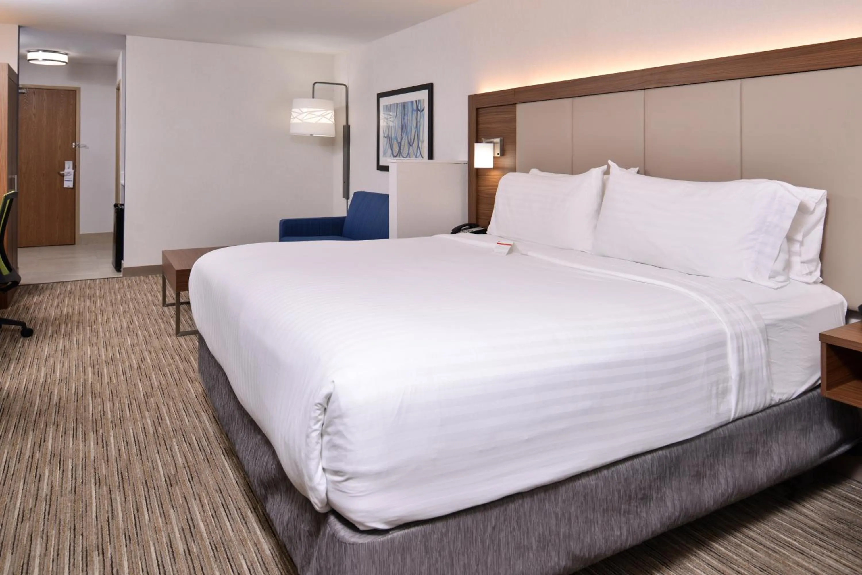 Photo of the whole room, Bed in Holiday Inn Express & Suites Lacey - Olympia by IHG