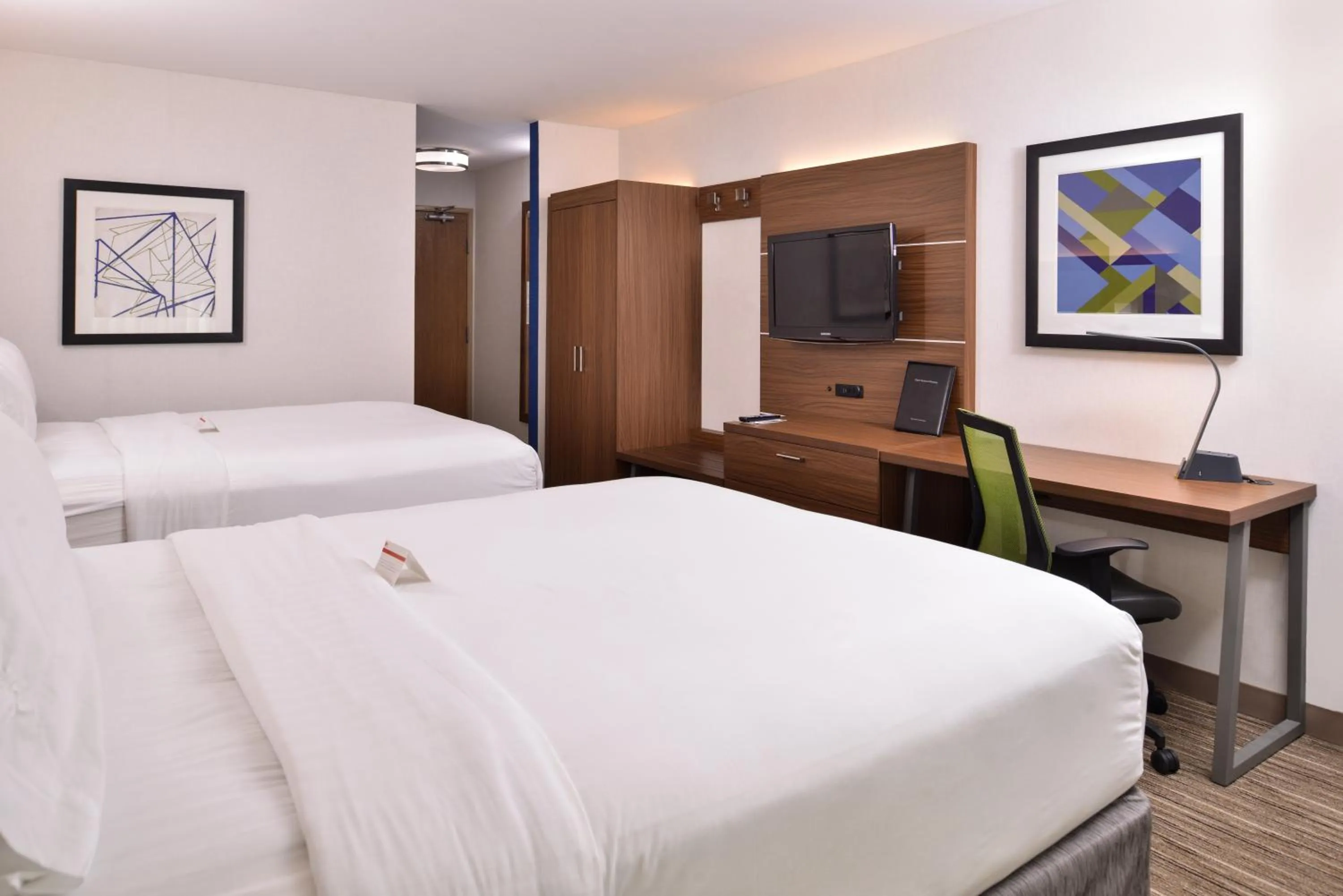 Photo of the whole room, Bed in Holiday Inn Express & Suites Lacey - Olympia by IHG