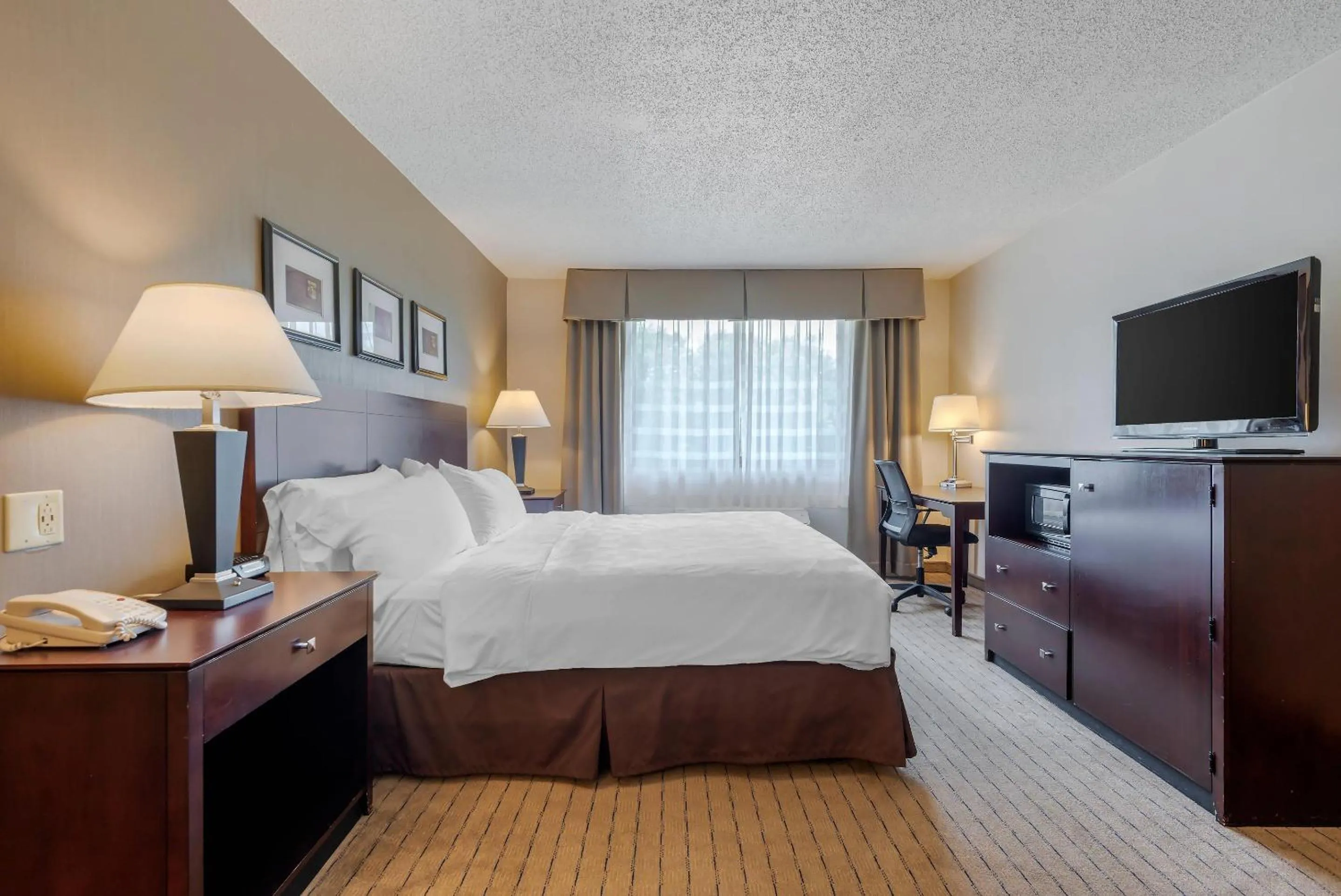Bedroom, Bed in Clarion Inn Elmira-Horseheads