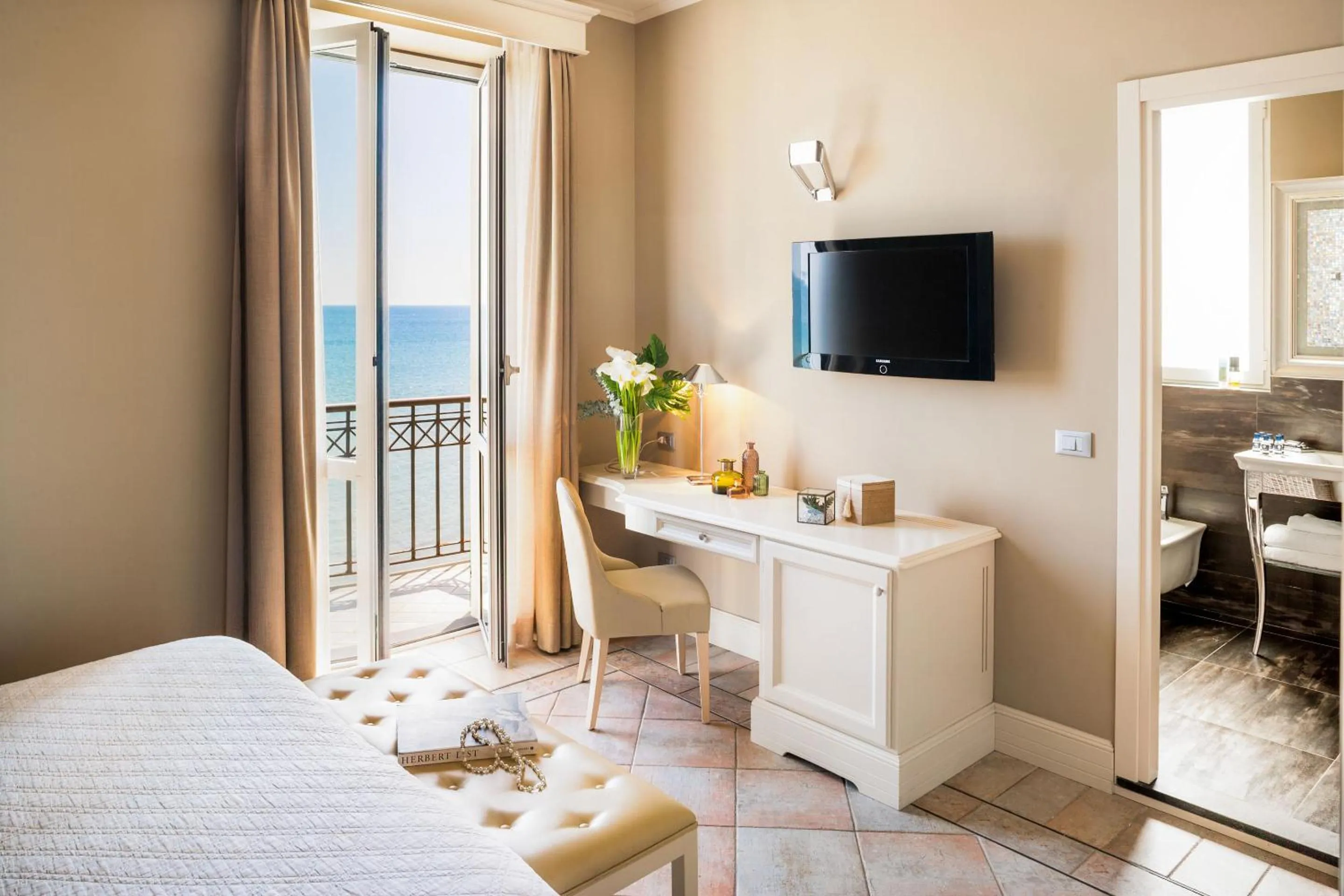 Decorative detail, Bed in Hotel Savoia