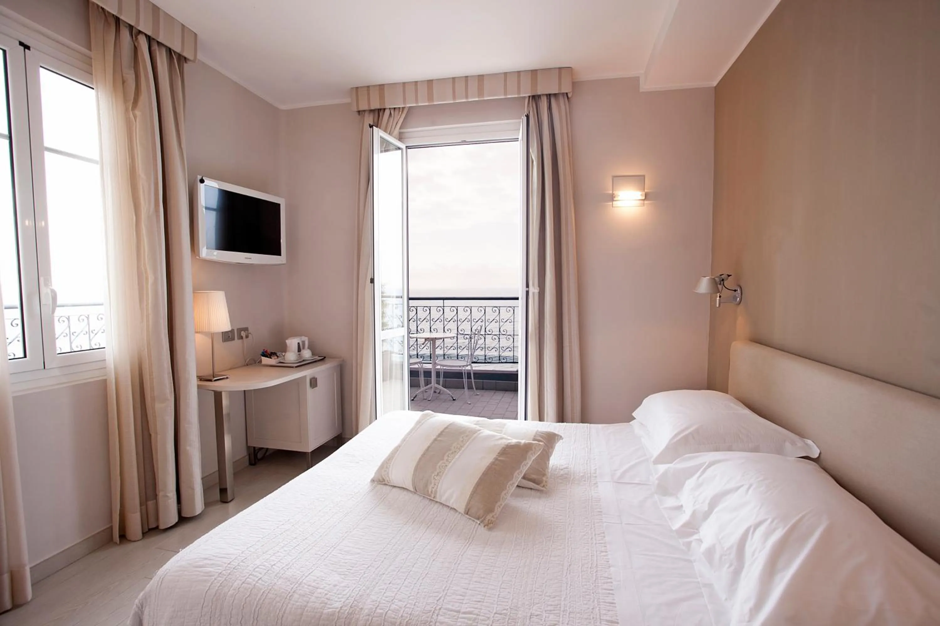 Balcony/Terrace, Bed in Hotel Savoia