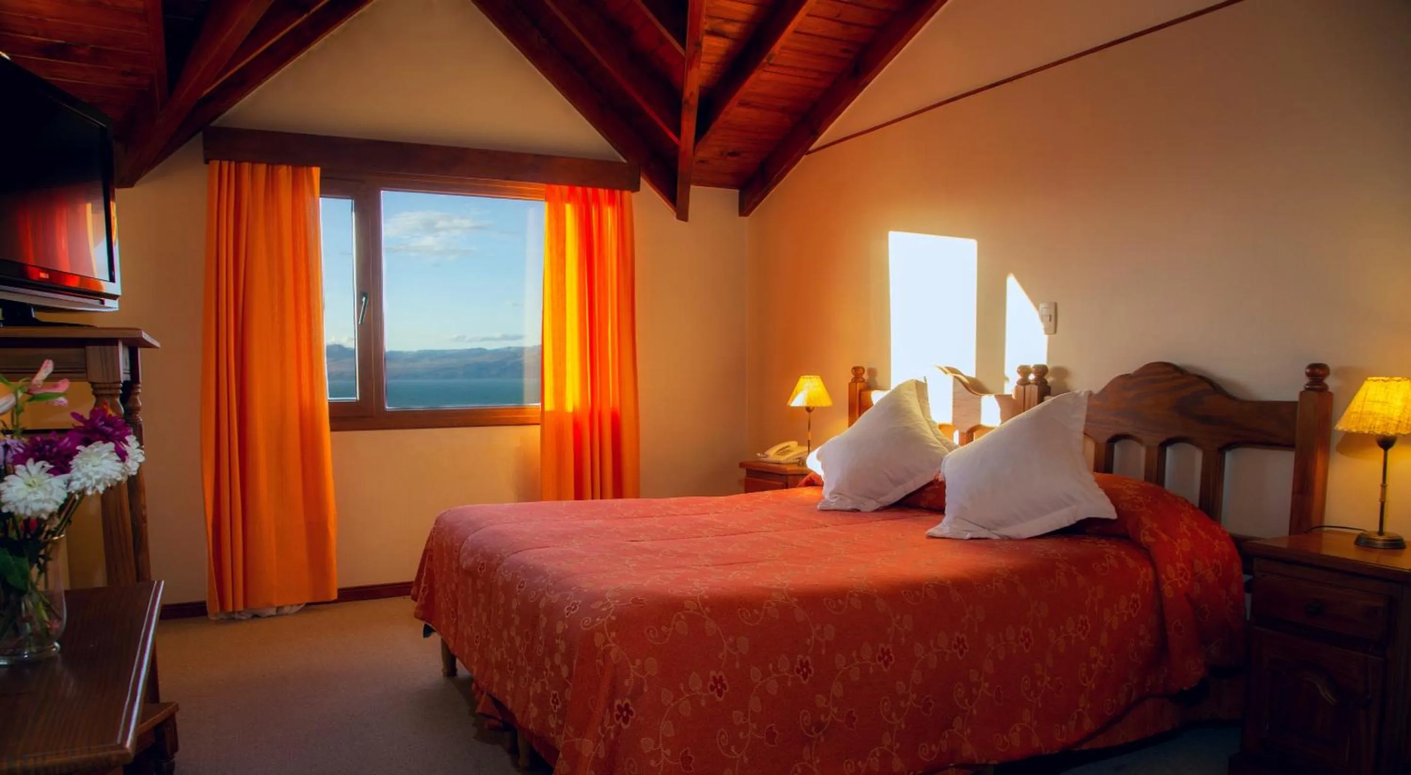 Photo of the whole room, Bed in Terraza Coirones Hotel