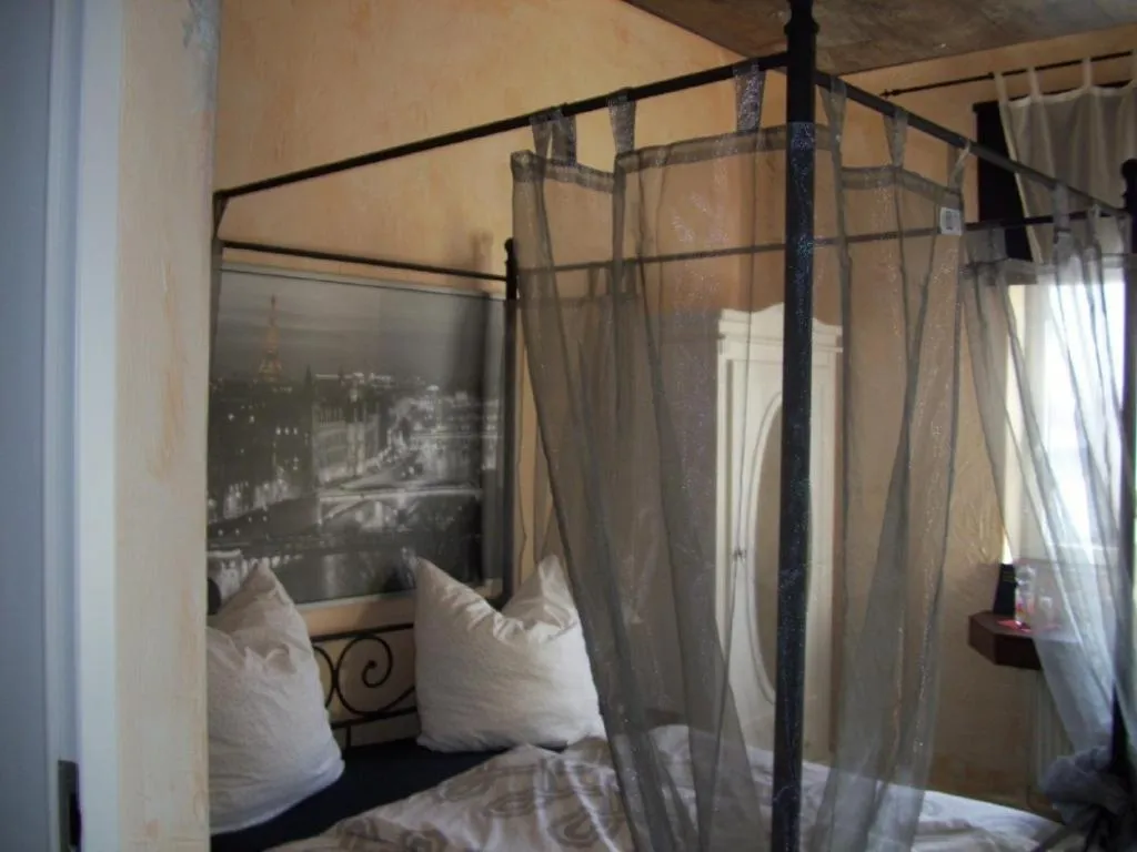 Bed in Fritzis Art Hotel