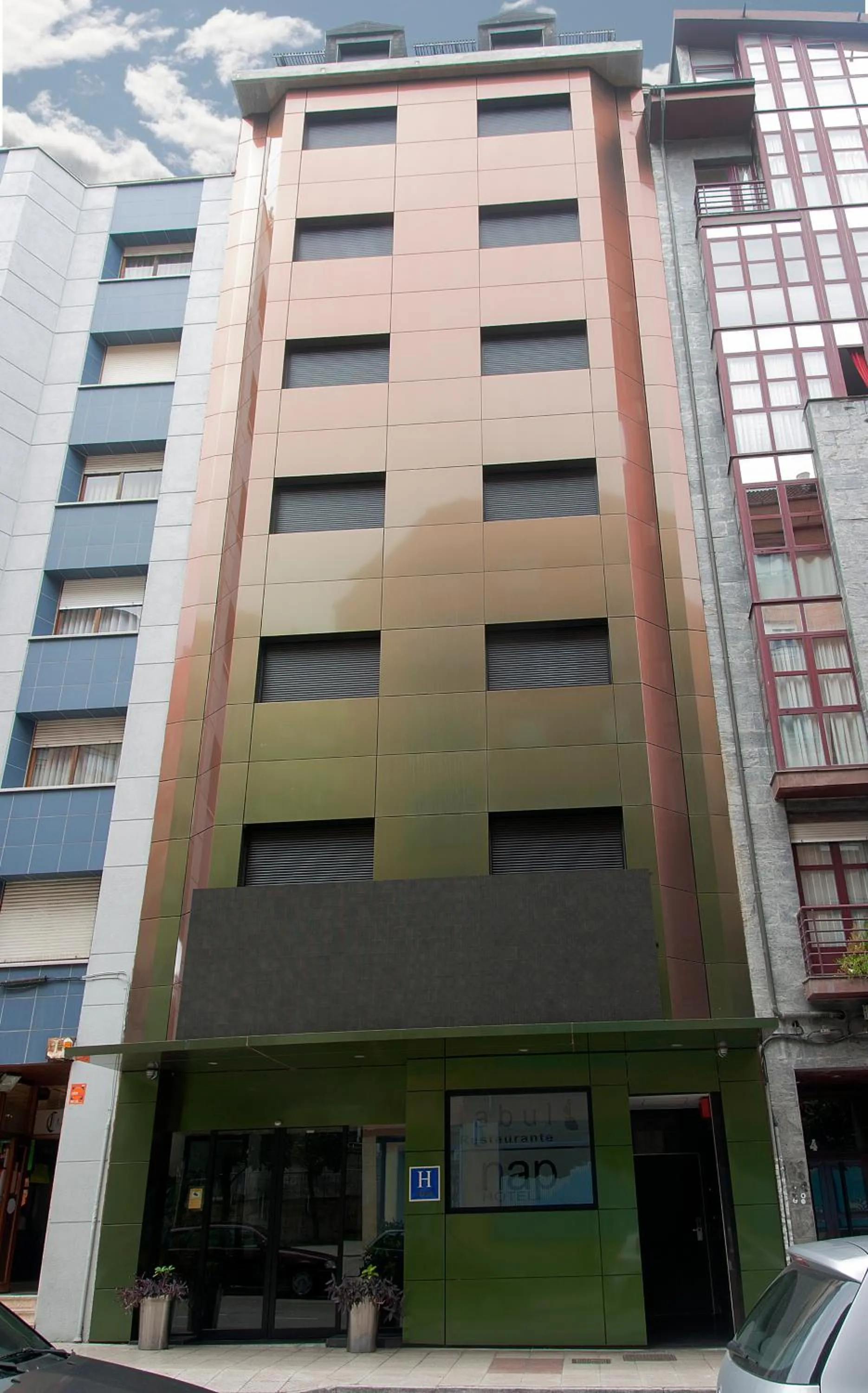 Facade/entrance in Nap Oviedo
