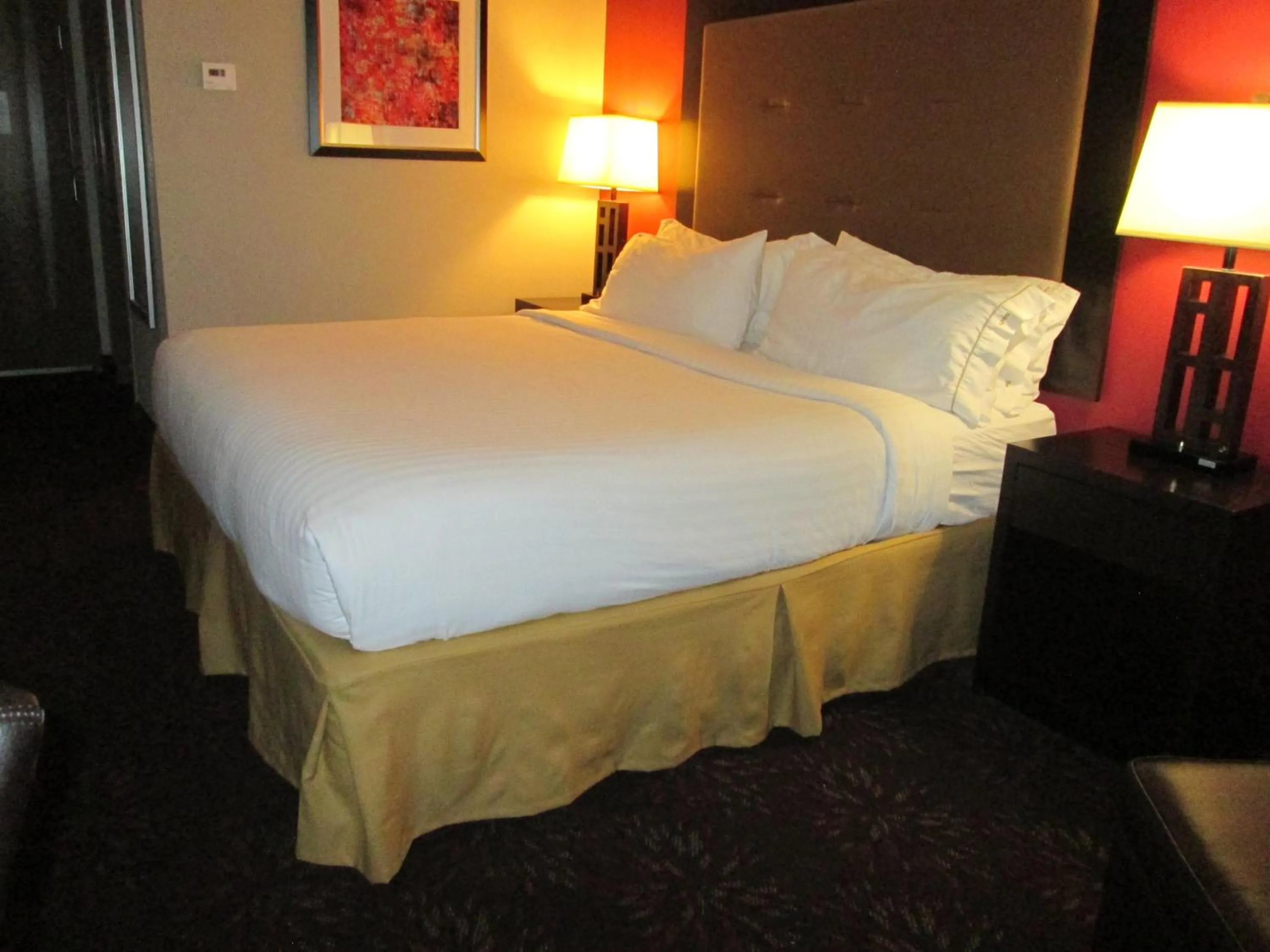 Photo of the whole room, Bed in Holiday Inn Express Cloverdale - Greencastle by IHG