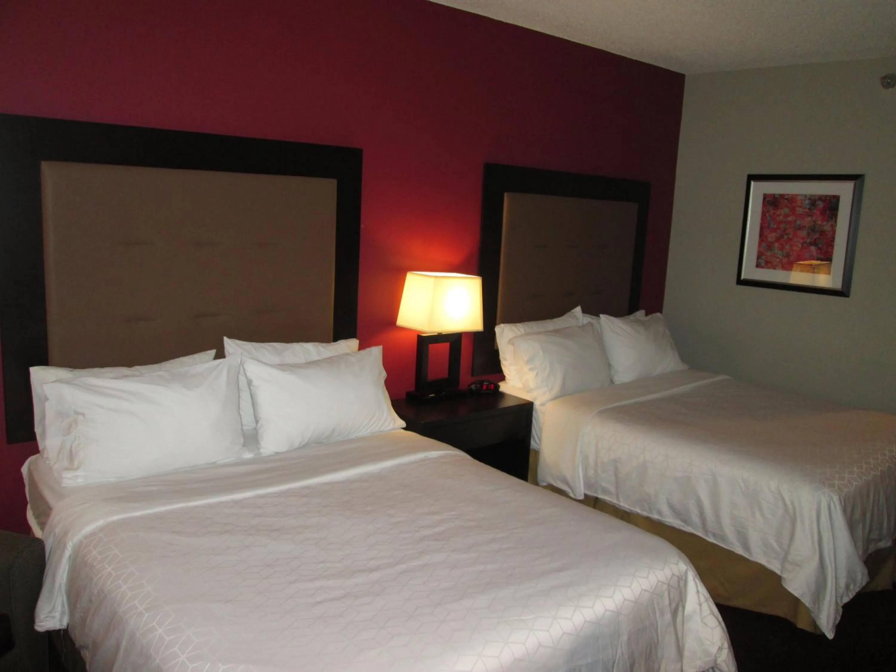 Photo of the whole room, Bed in Holiday Inn Express Cloverdale - Greencastle by IHG