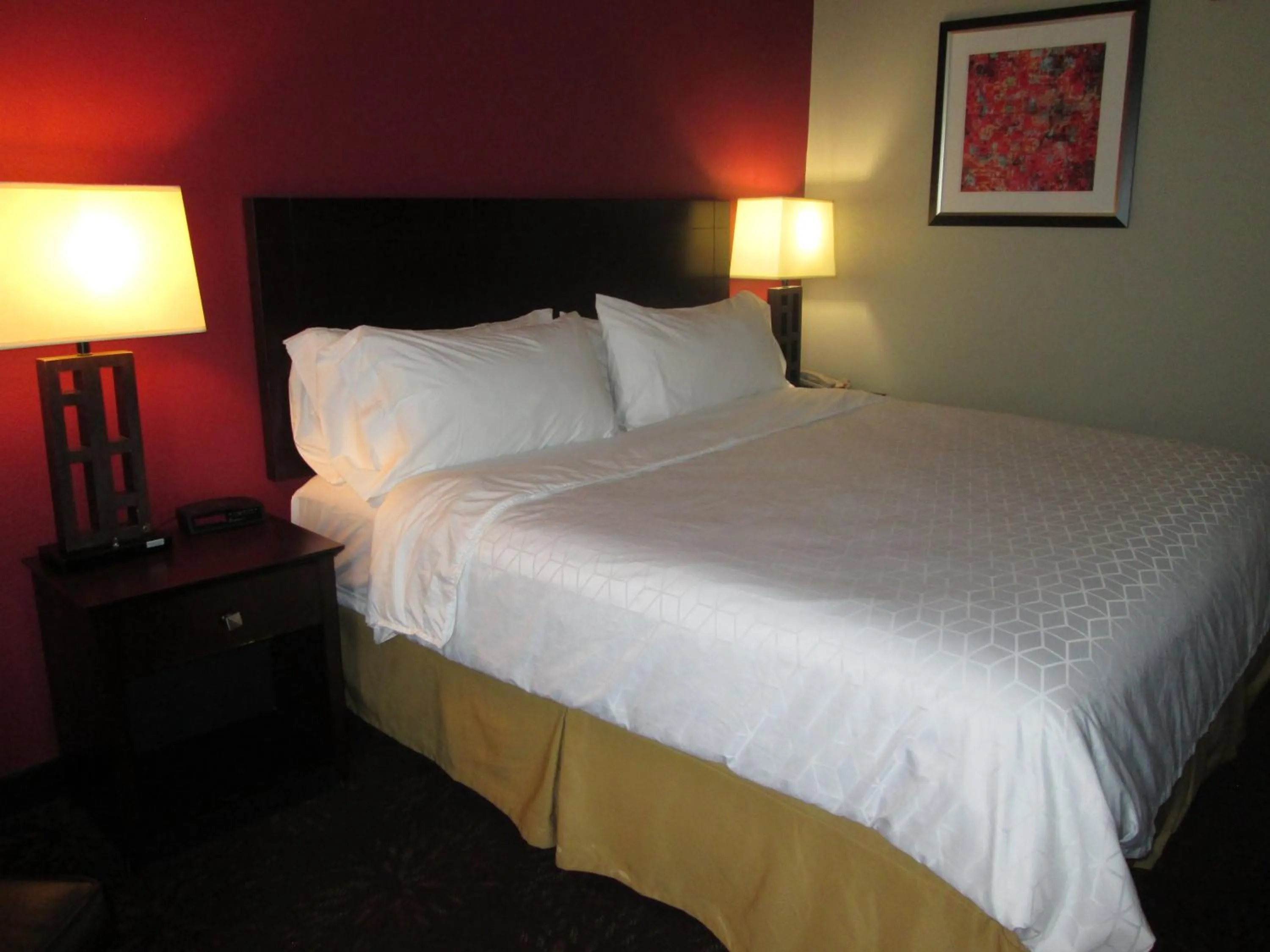 Photo of the whole room, Bed in Holiday Inn Express Cloverdale - Greencastle by IHG