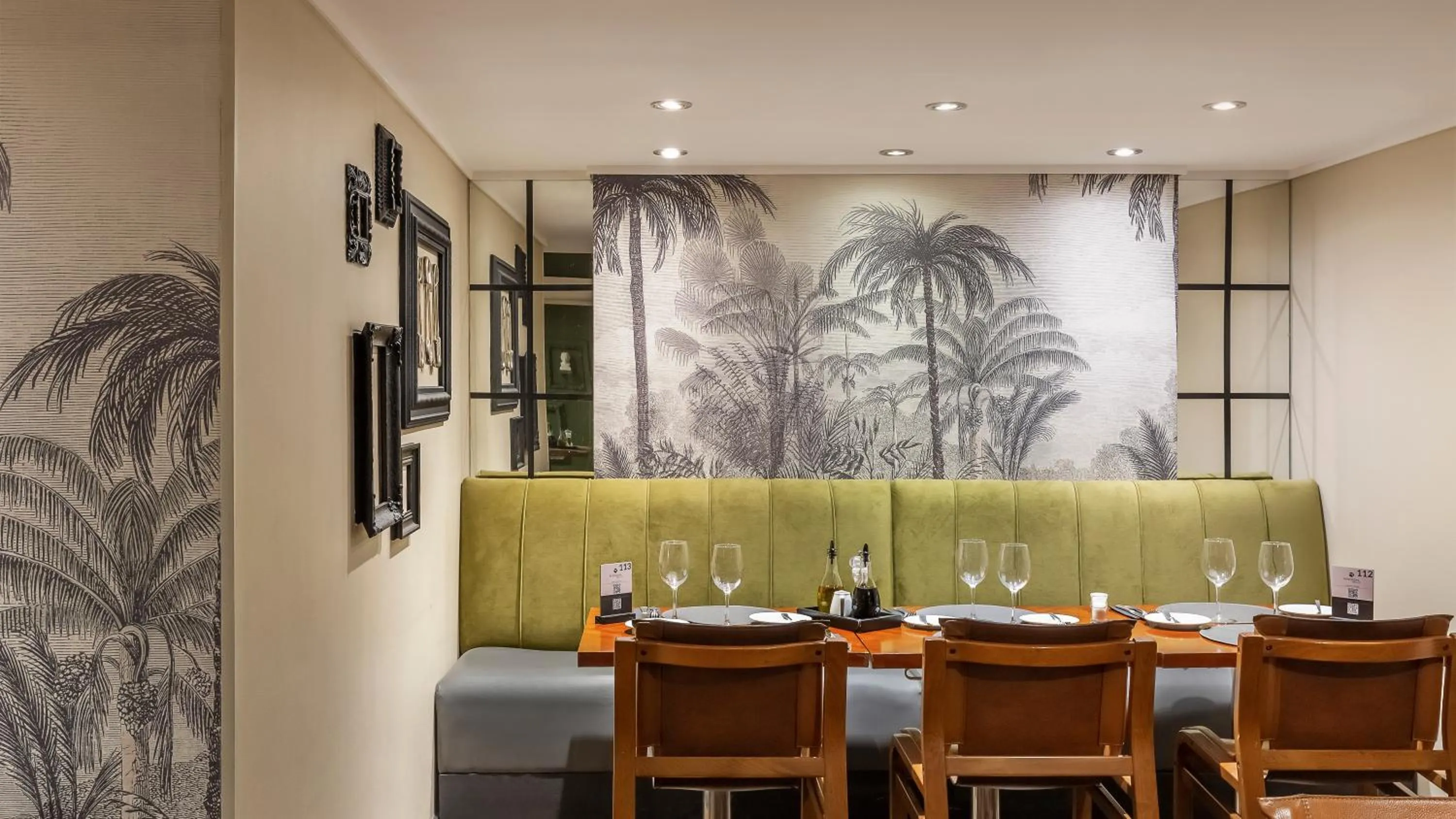 Restaurant/places to eat in Rugendas Hotel Boutique by Time Hotel & Apartments