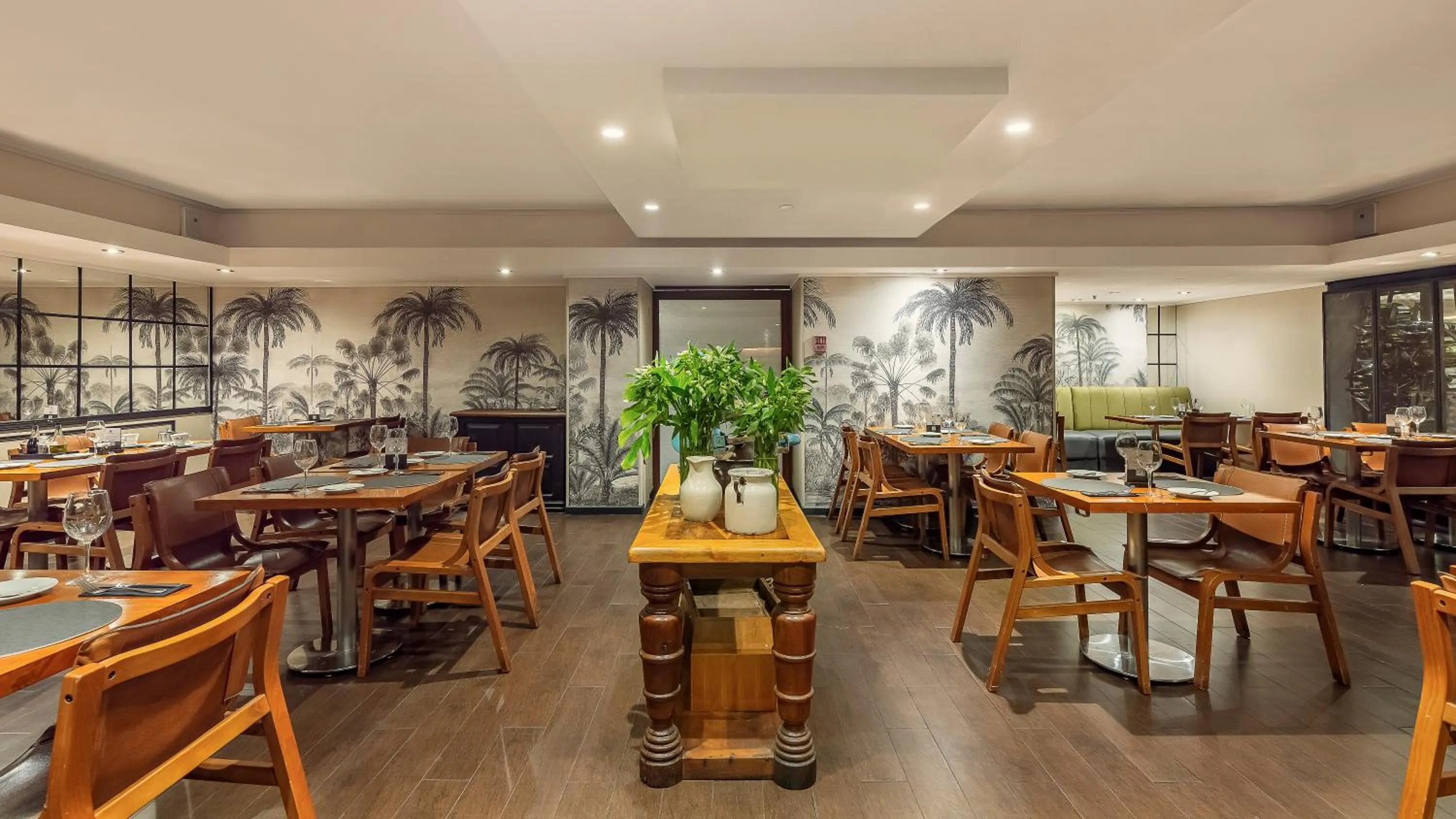 Restaurant/places to eat in Rugendas Hotel Boutique by Time Hotel & Apartments