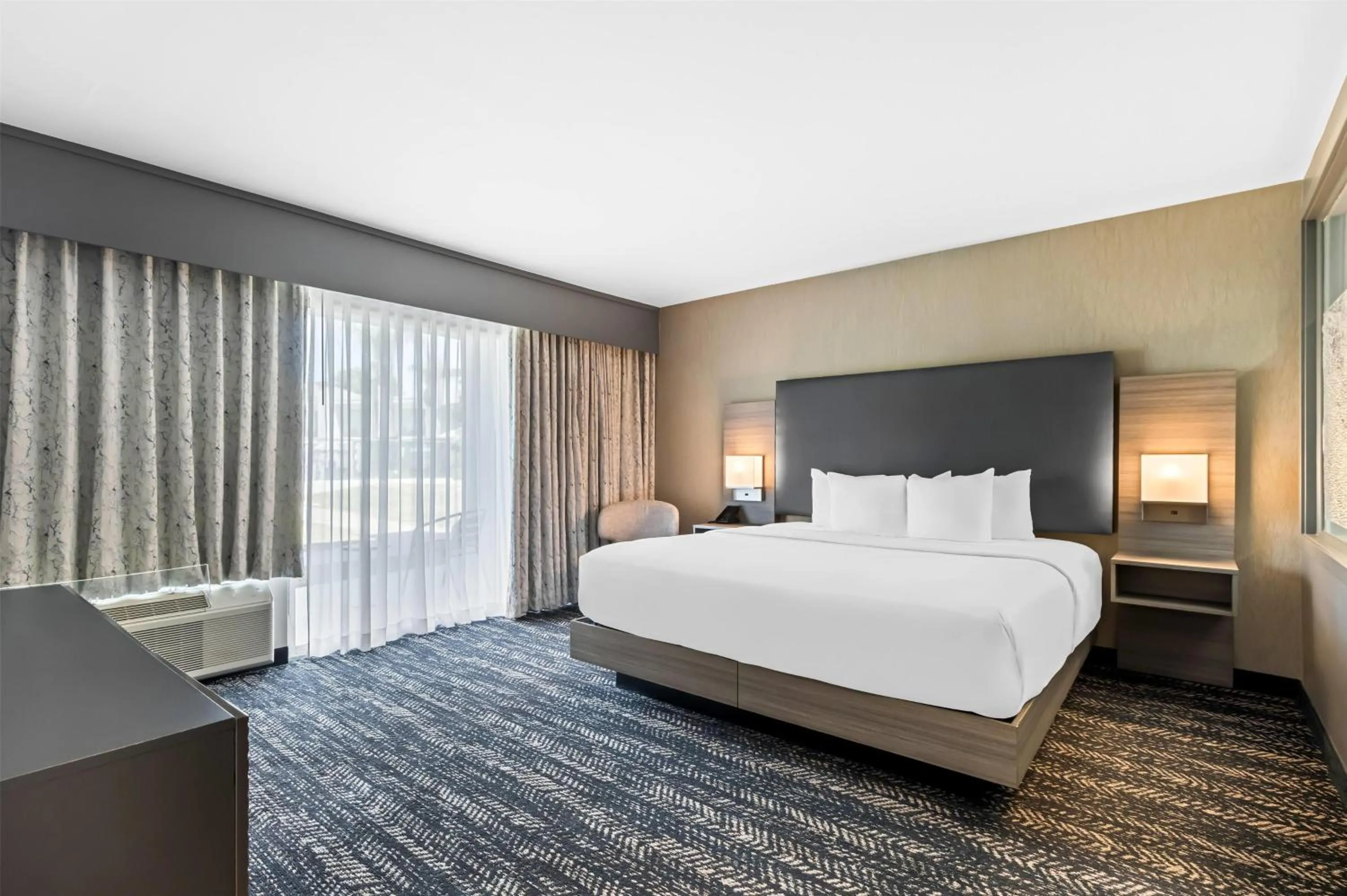 Photo of the whole room, Bed in Hourglass Hotel, Trademark Collection by Wyndham