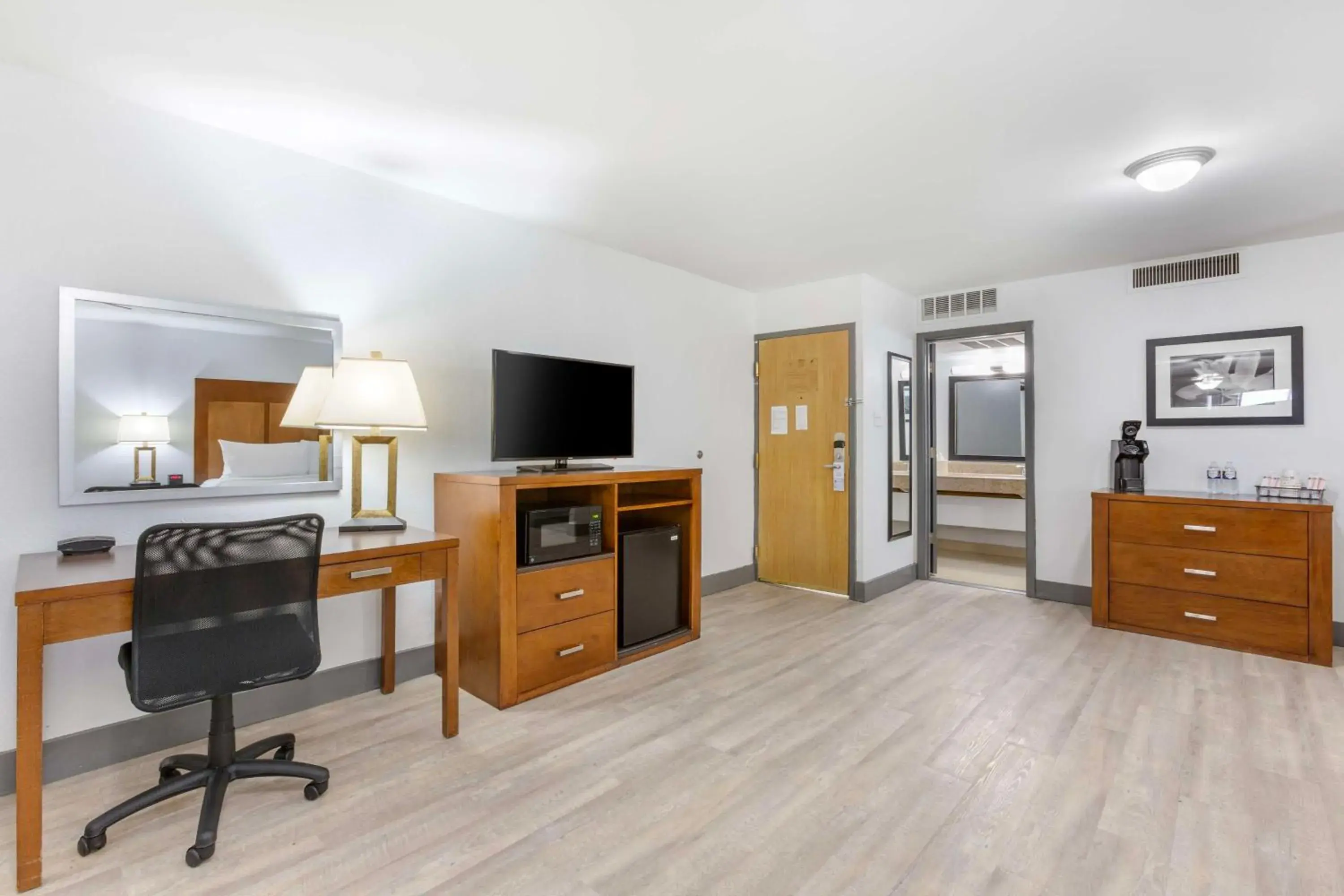 King Room with Sofa Bed - Non-Smoking in Best Western Plus El Paso Airport Hotel & Conference Center King Room with Sofa Bed - Non-Smoking in Best Western Plus El Paso Airport Hotel & Conference Center