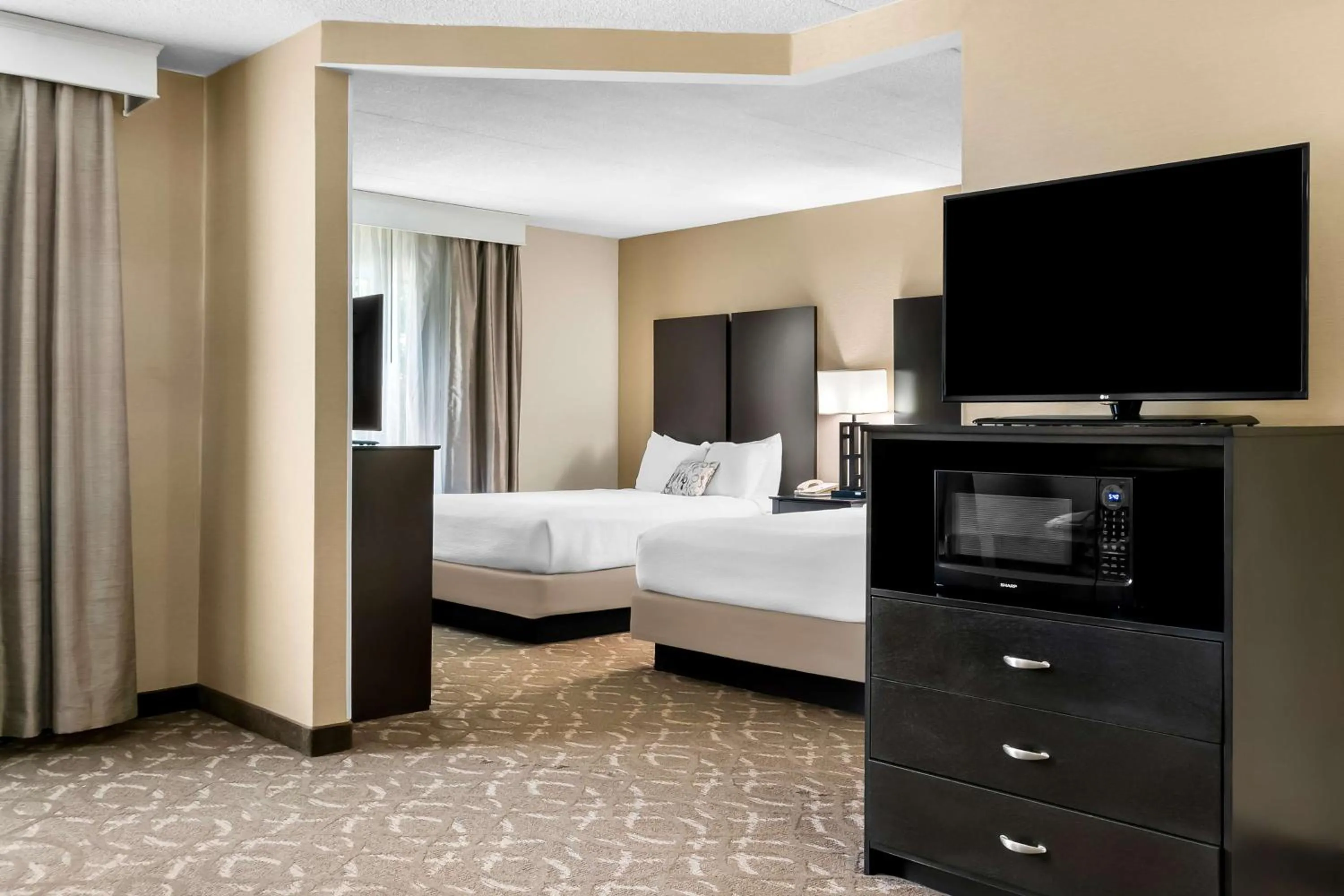 Photo of the whole room, Bed in Best Western Okemos/East Lansing Hotel & Suites