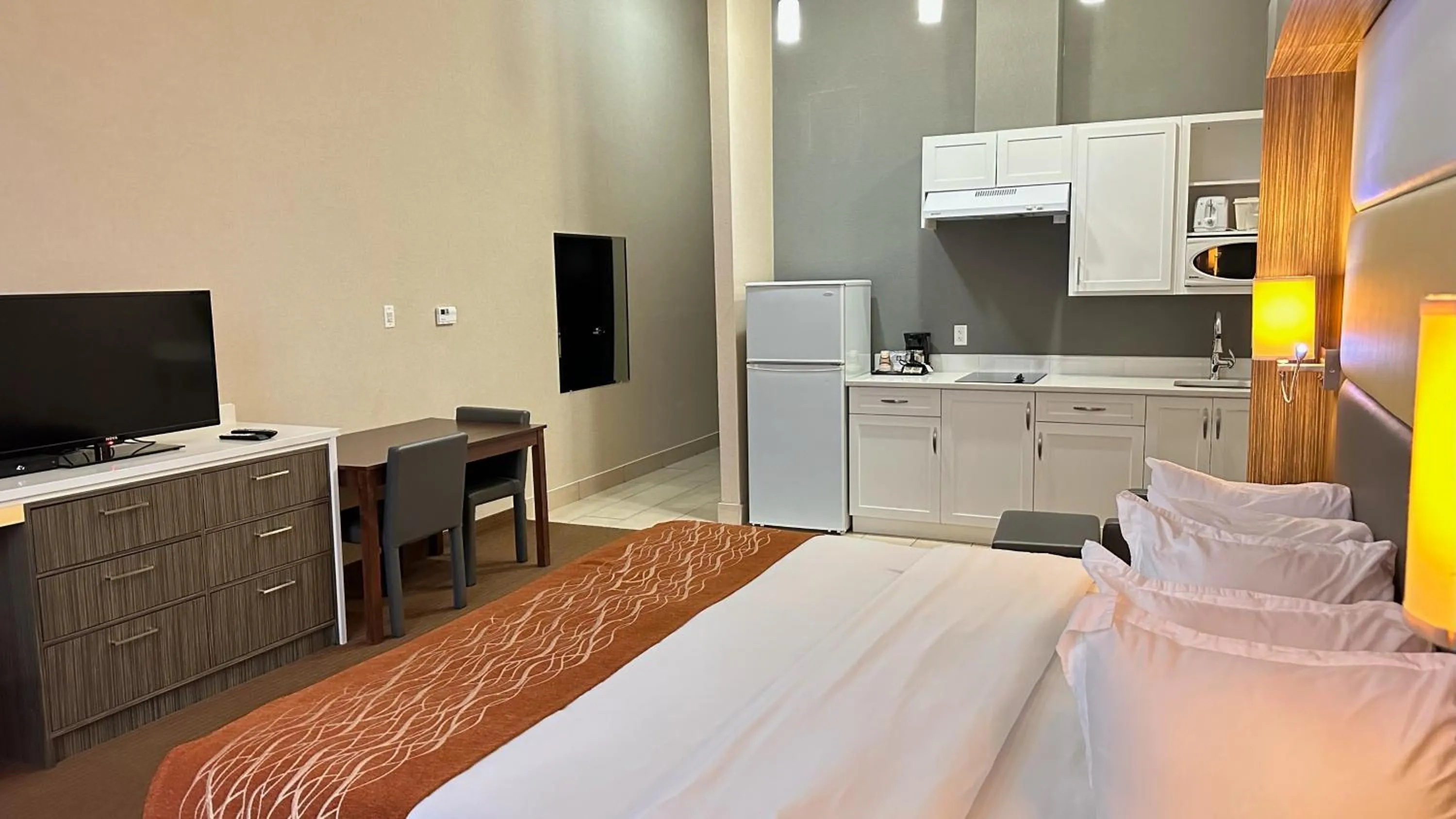 kitchen, Bed in Southfort Inn