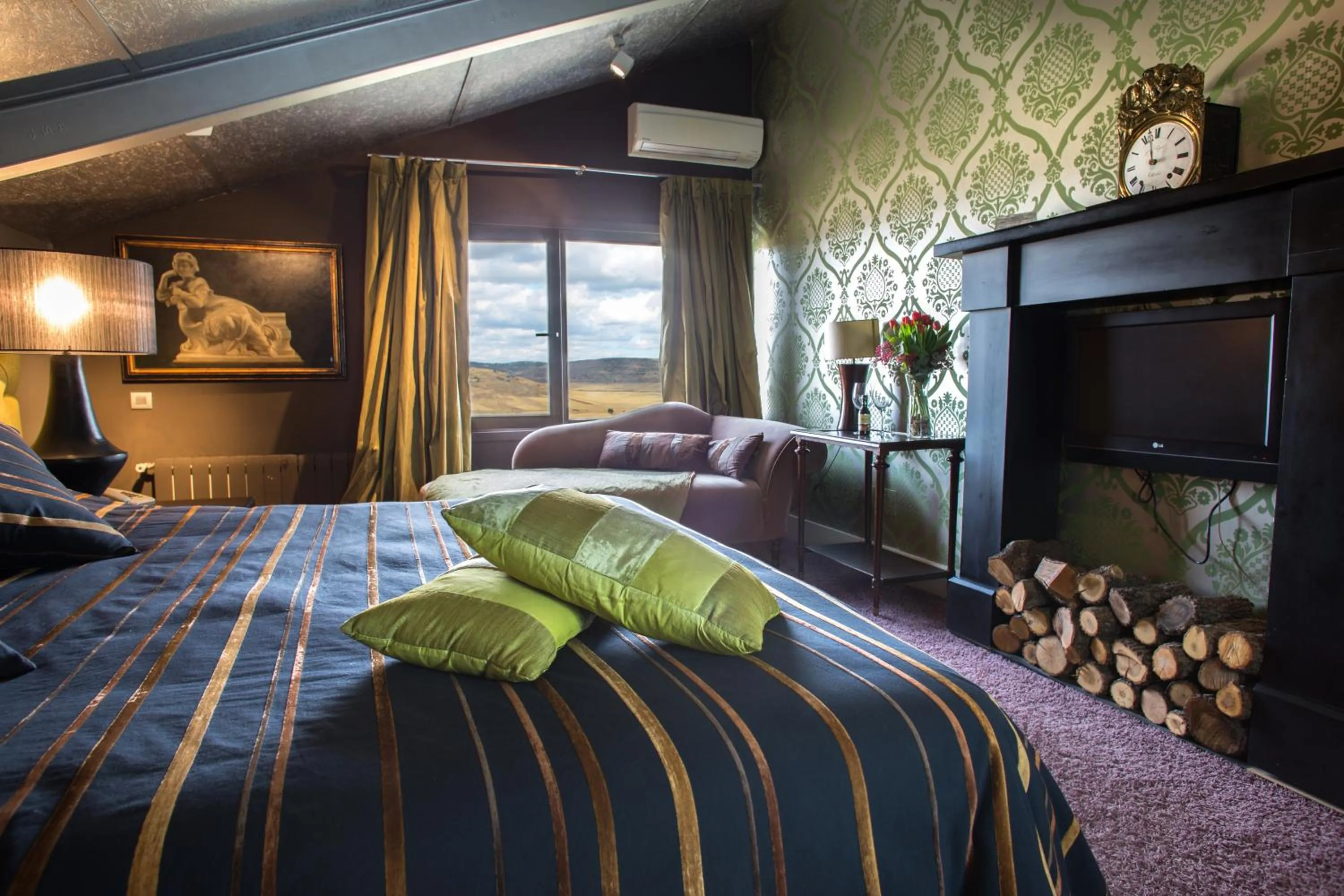 Decorative detail, Bed in Hotel Cardamomo Sigüenza