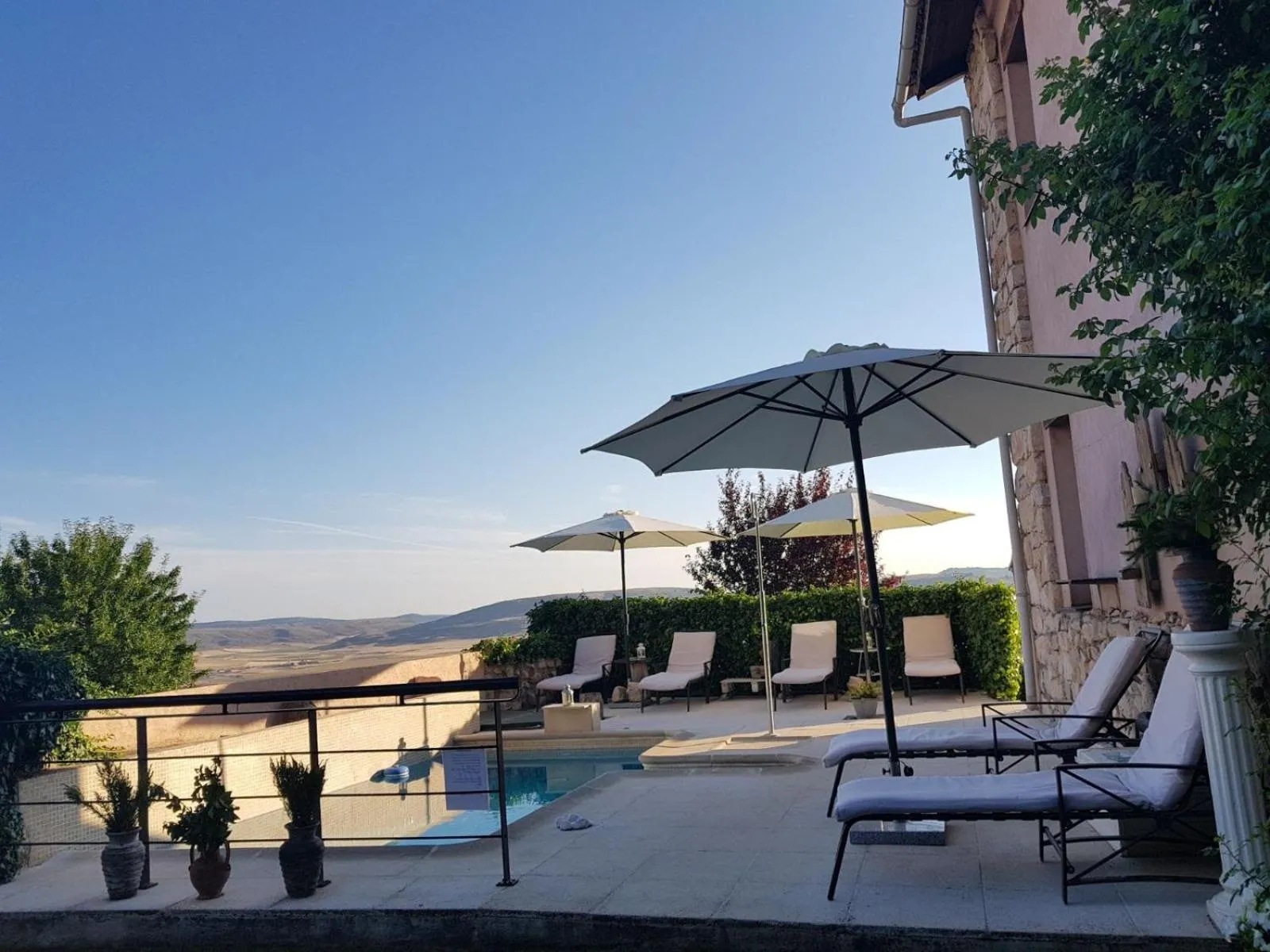 Swimming pool in Hotel Cardamomo Sigüenza
