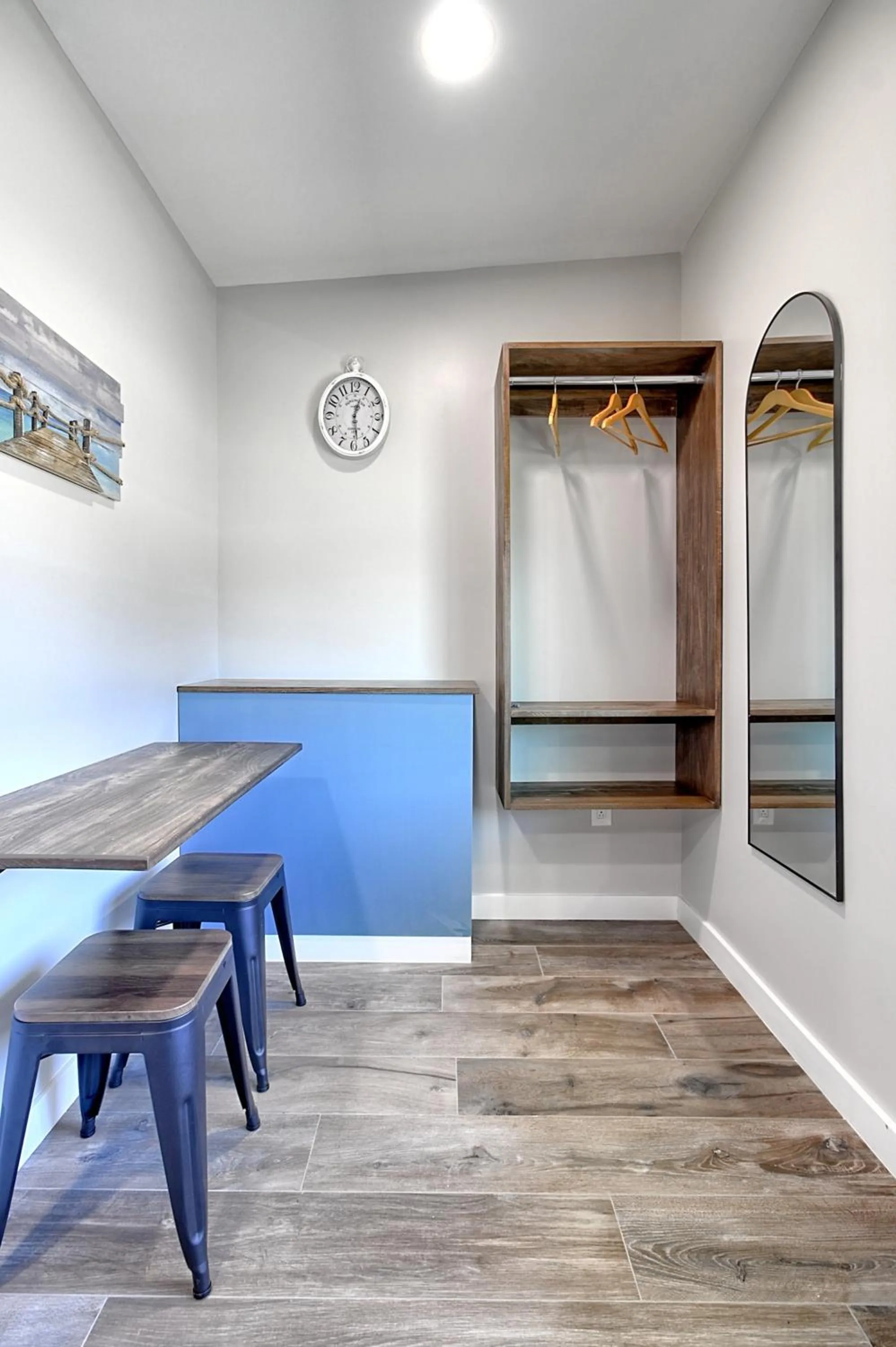 wardrobe in White Caps Motel