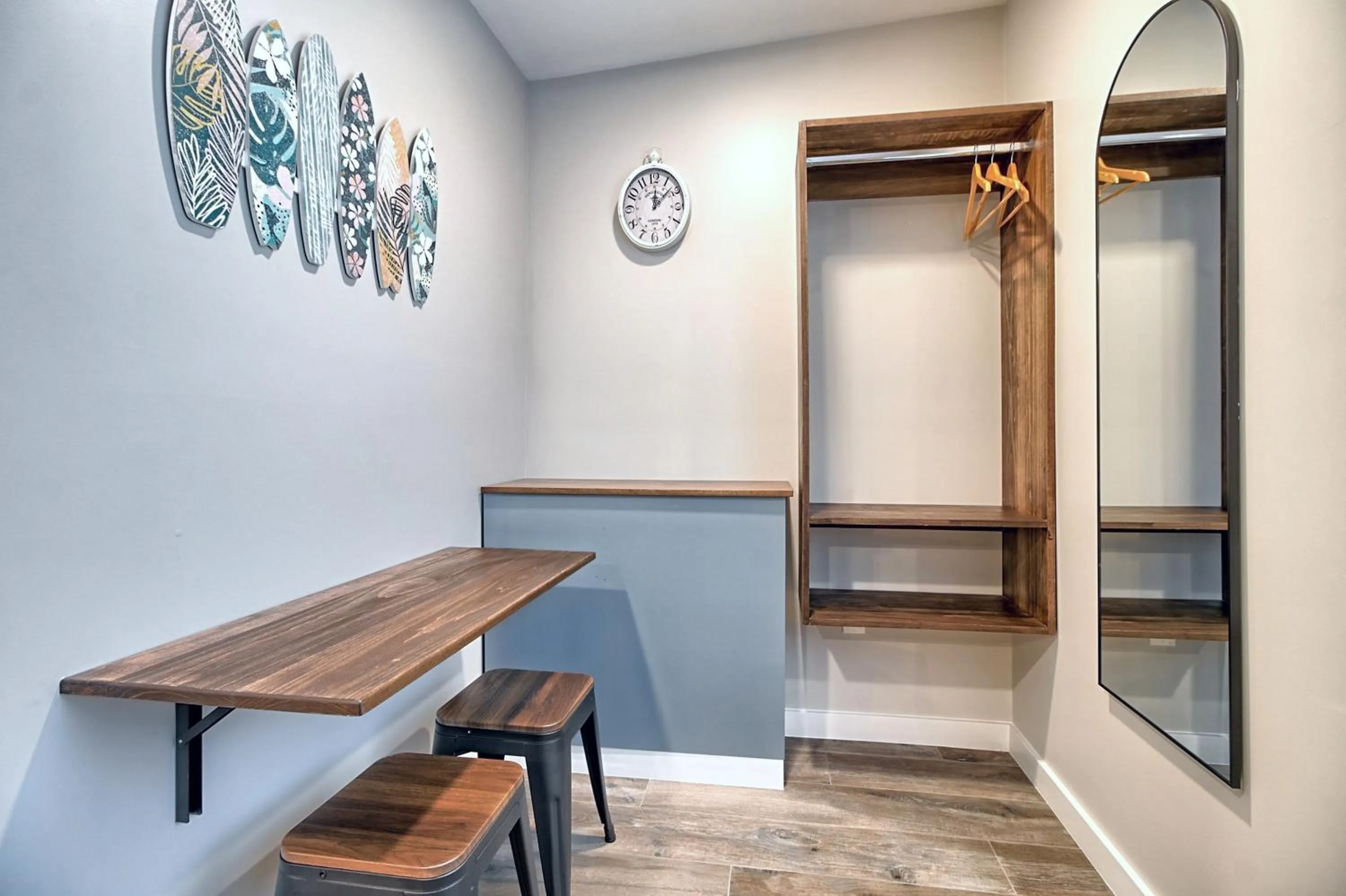 wardrobe in White Caps Motel