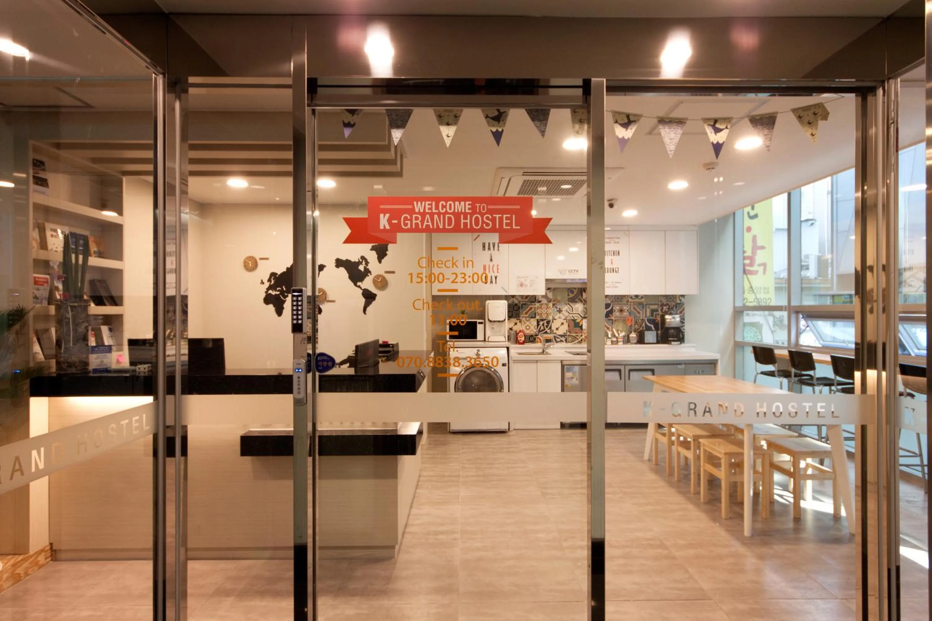 Communal lounge/ TV room in OYO Hostel Myeongdong 1