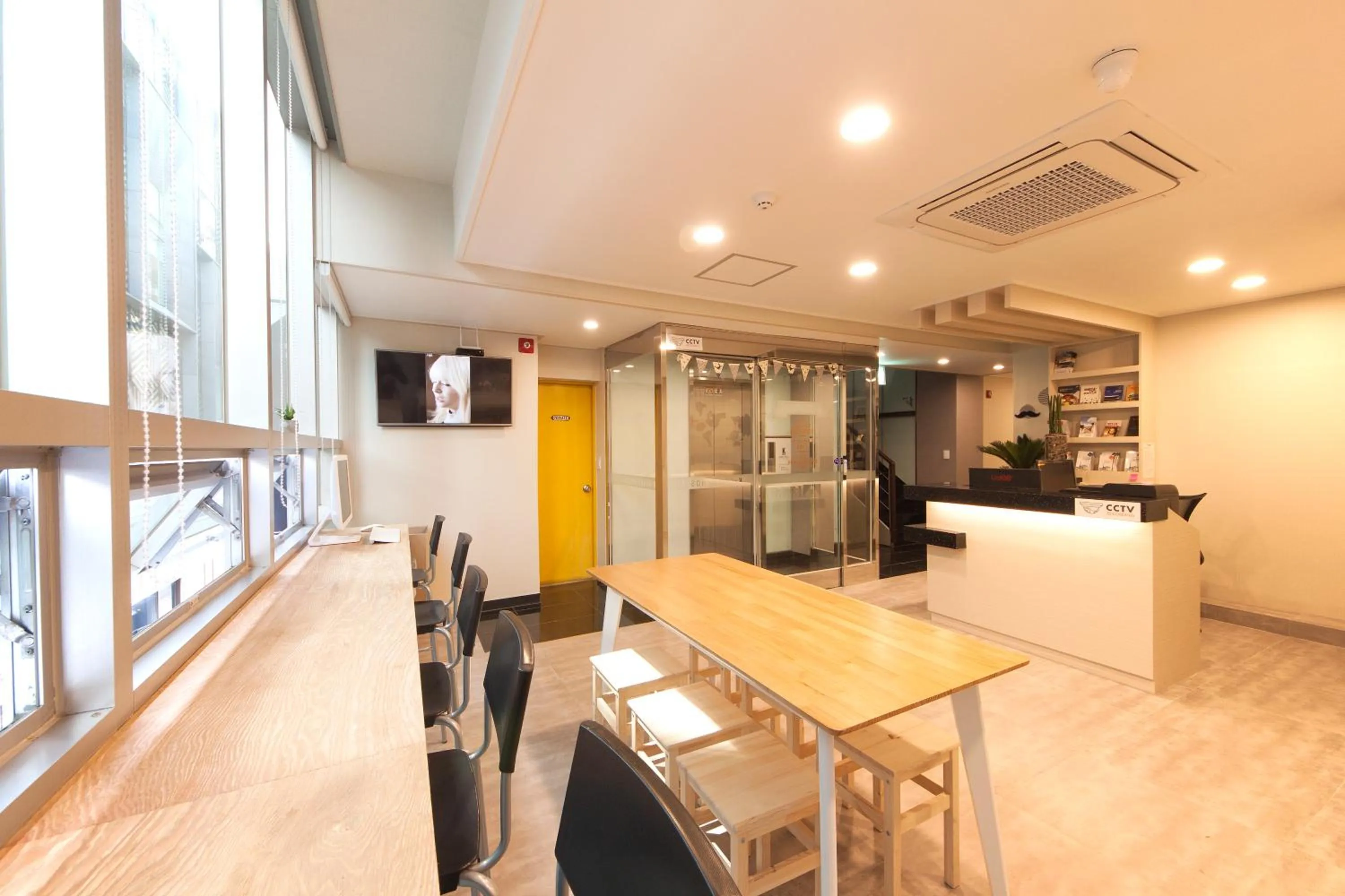 Communal lounge/ TV room in OYO Hostel Myeongdong 1