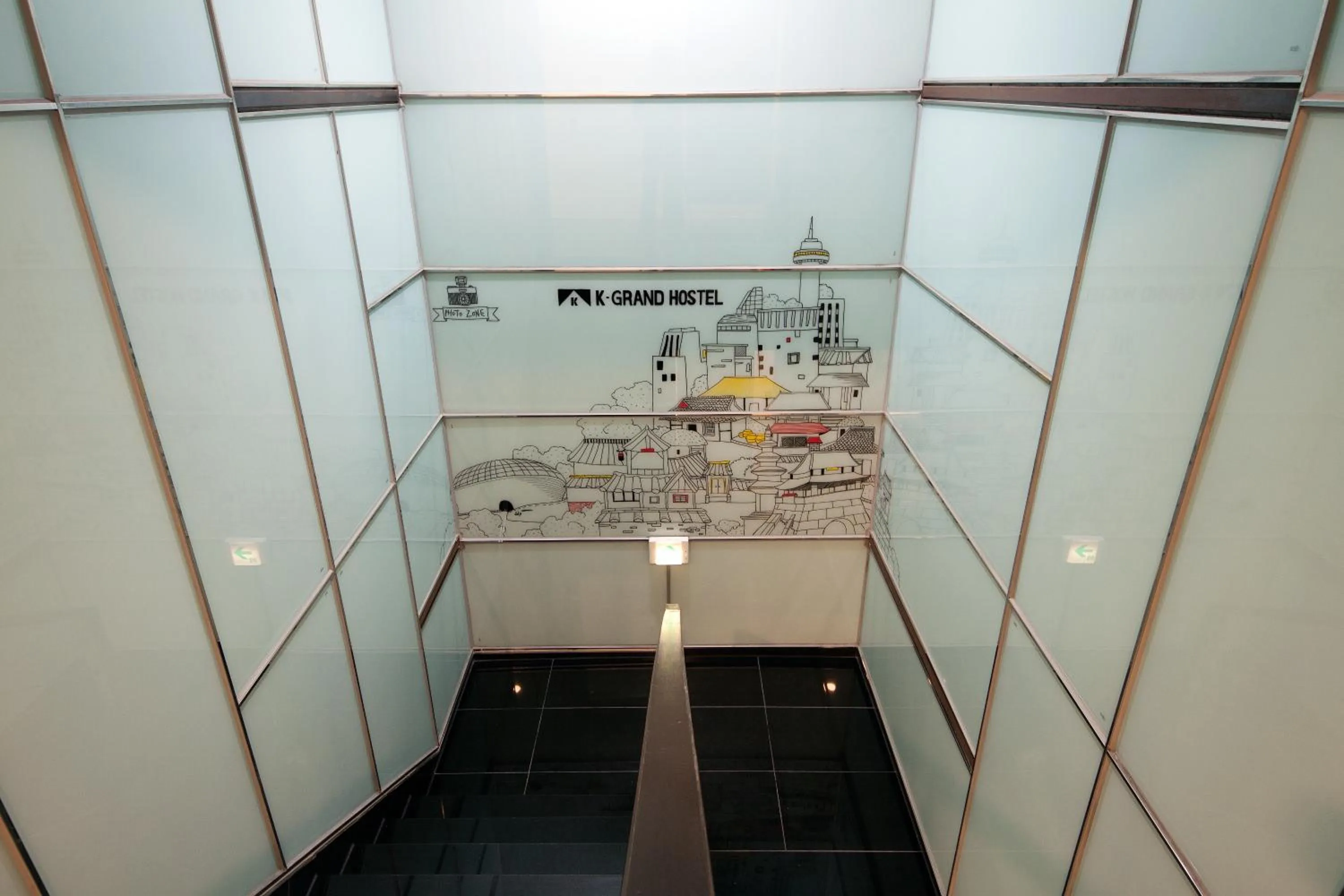 Communal lounge/ TV room in OYO Hostel Myeongdong 1