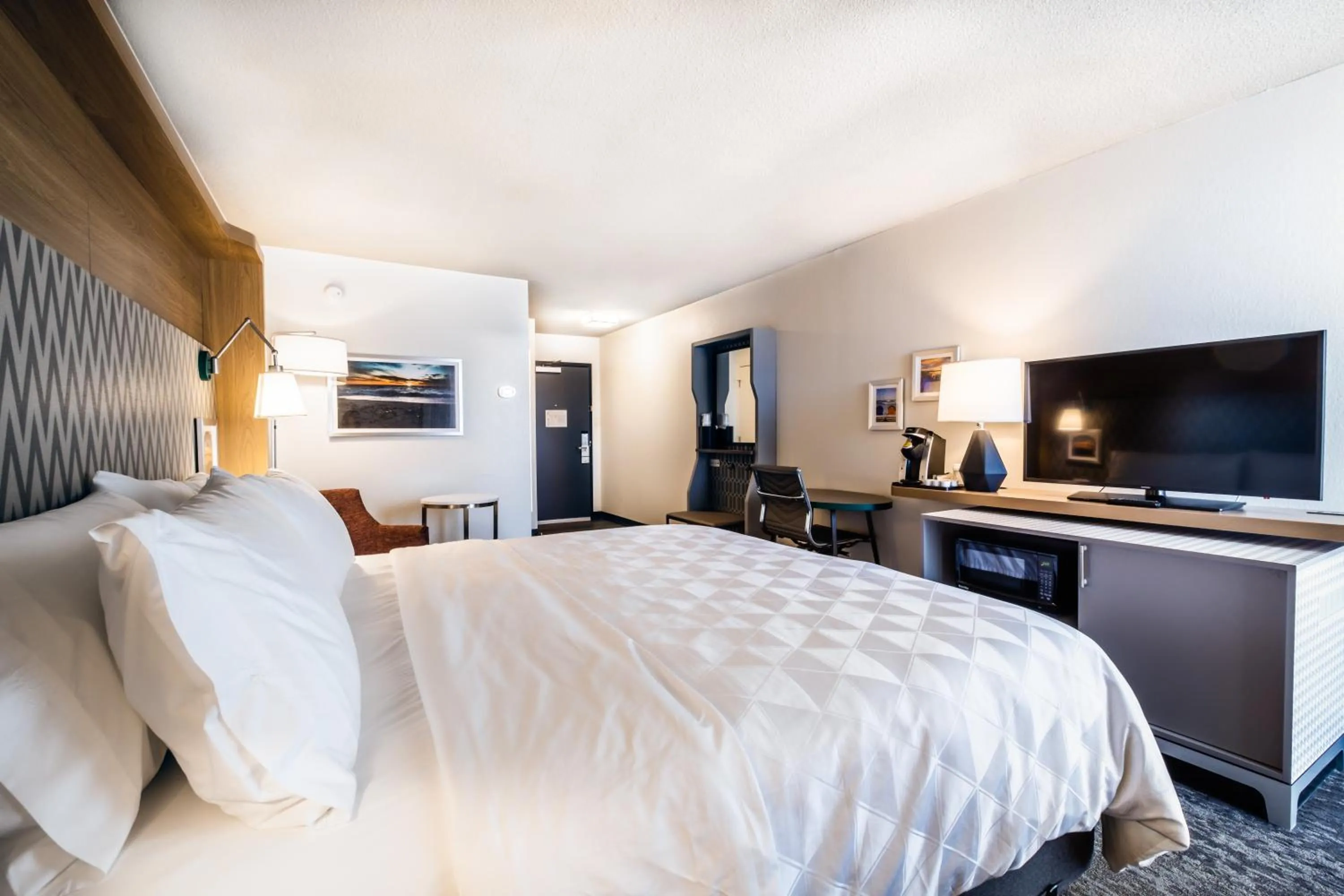 Photo of the whole room, Bed in Holiday Inn Grand Haven-Spring Lake by IHG