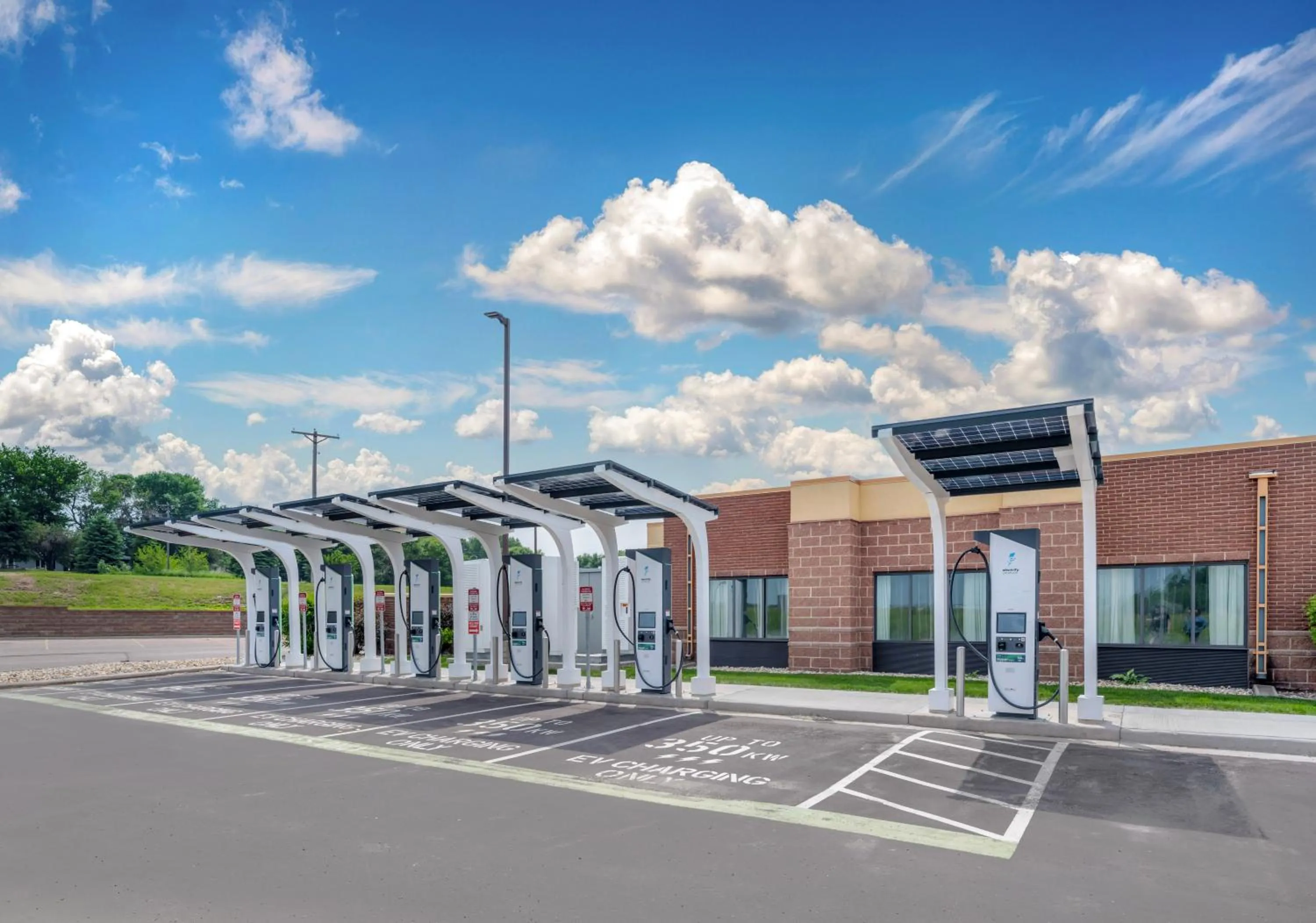 Parking in Clarion Pointe Sioux Falls Airport