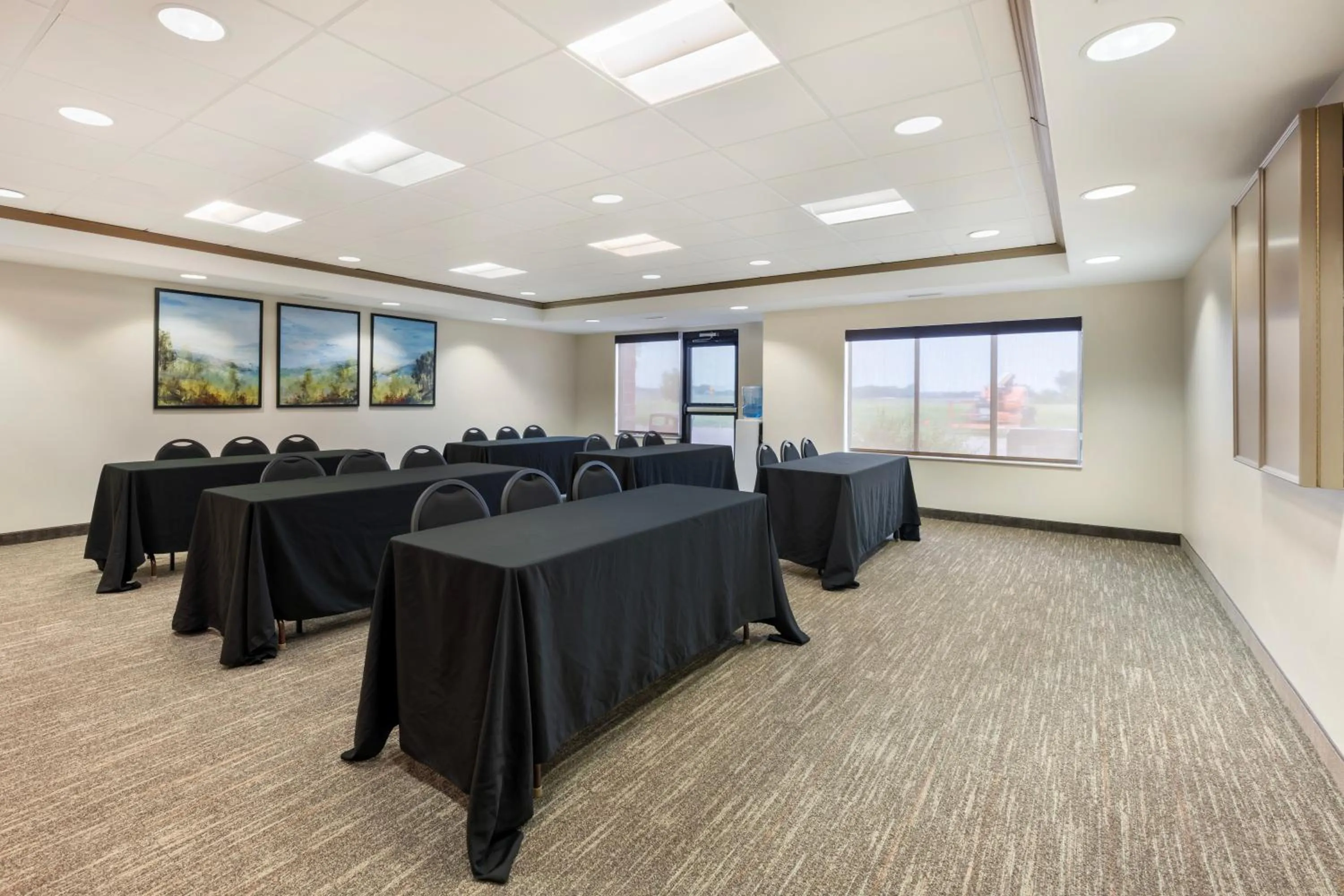 Meeting/conference room in Clarion Pointe Sioux Falls Airport