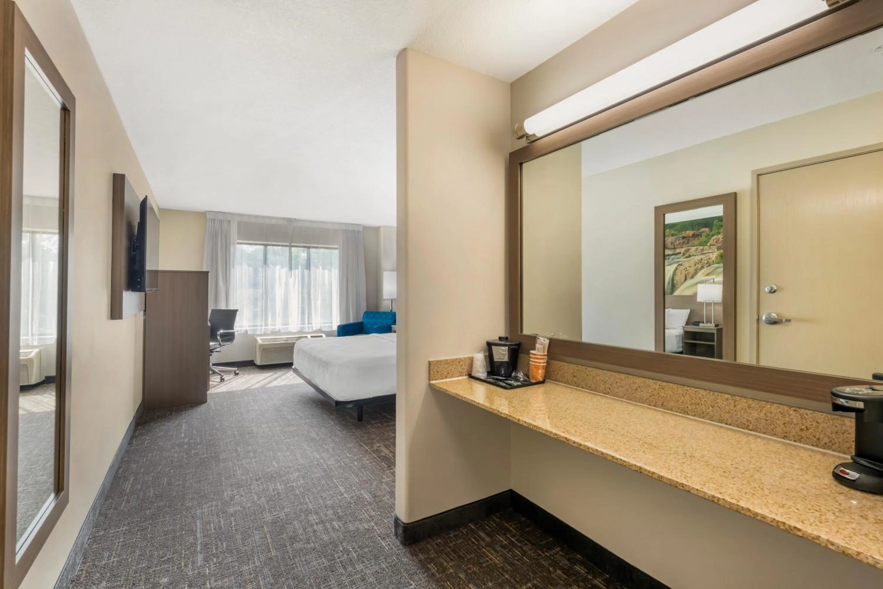 Bed in Clarion Pointe Sioux Falls Airport