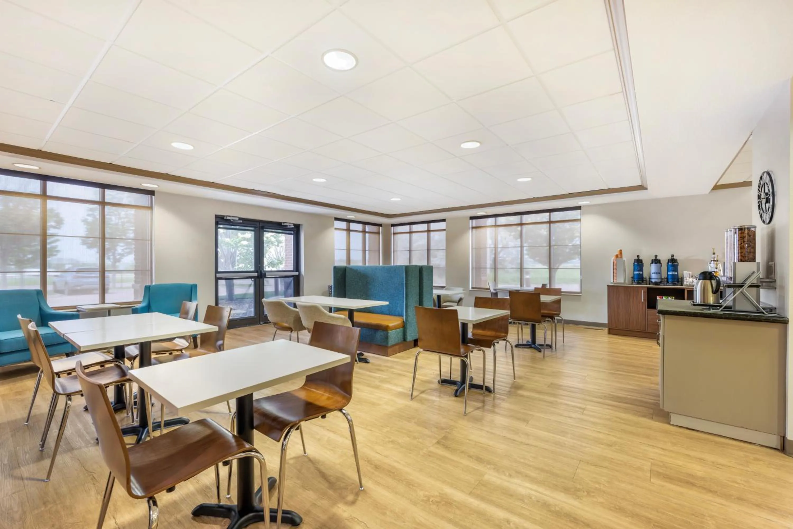 Dining area in Clarion Pointe Sioux Falls Airport