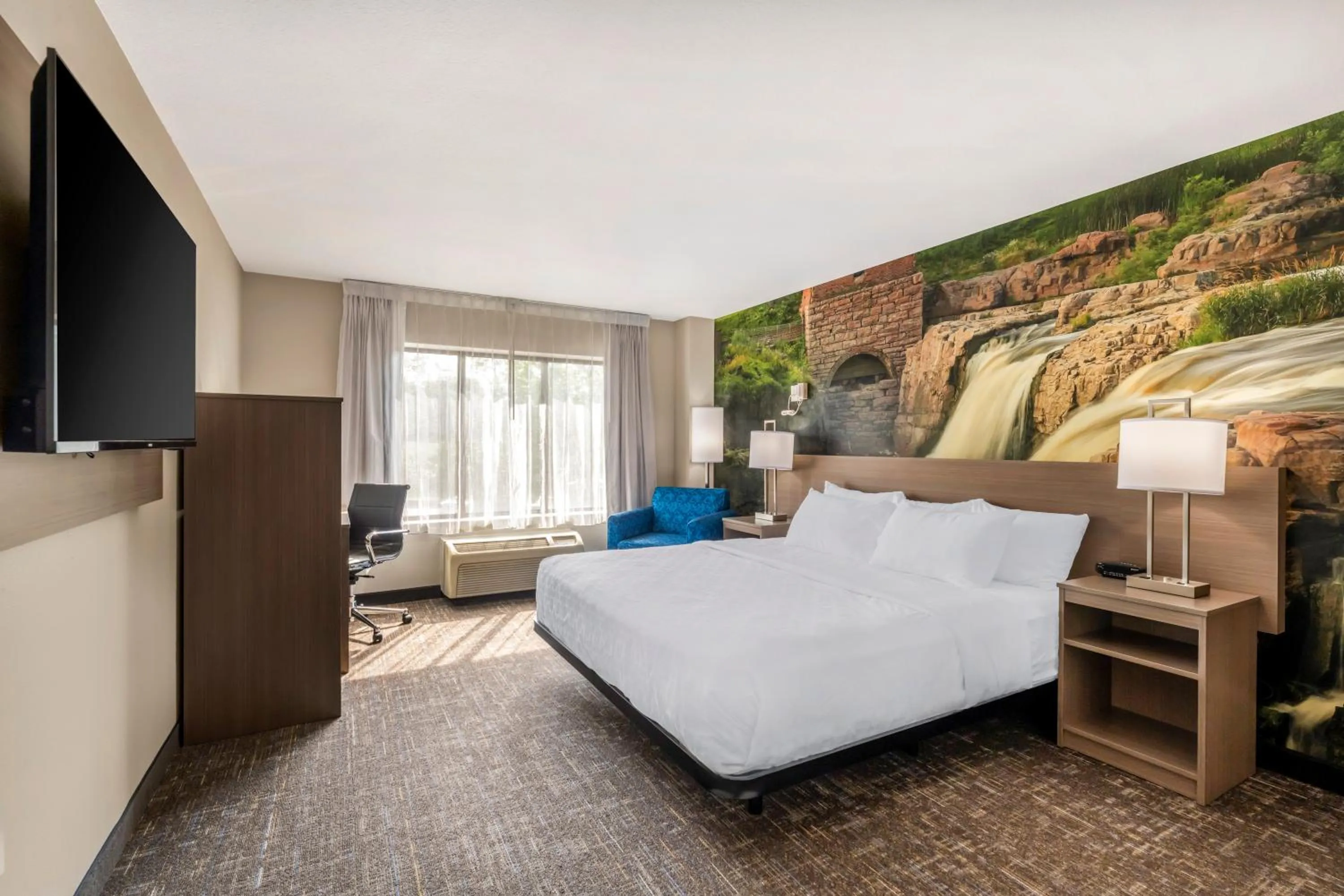 Bed in Clarion Pointe Sioux Falls Airport