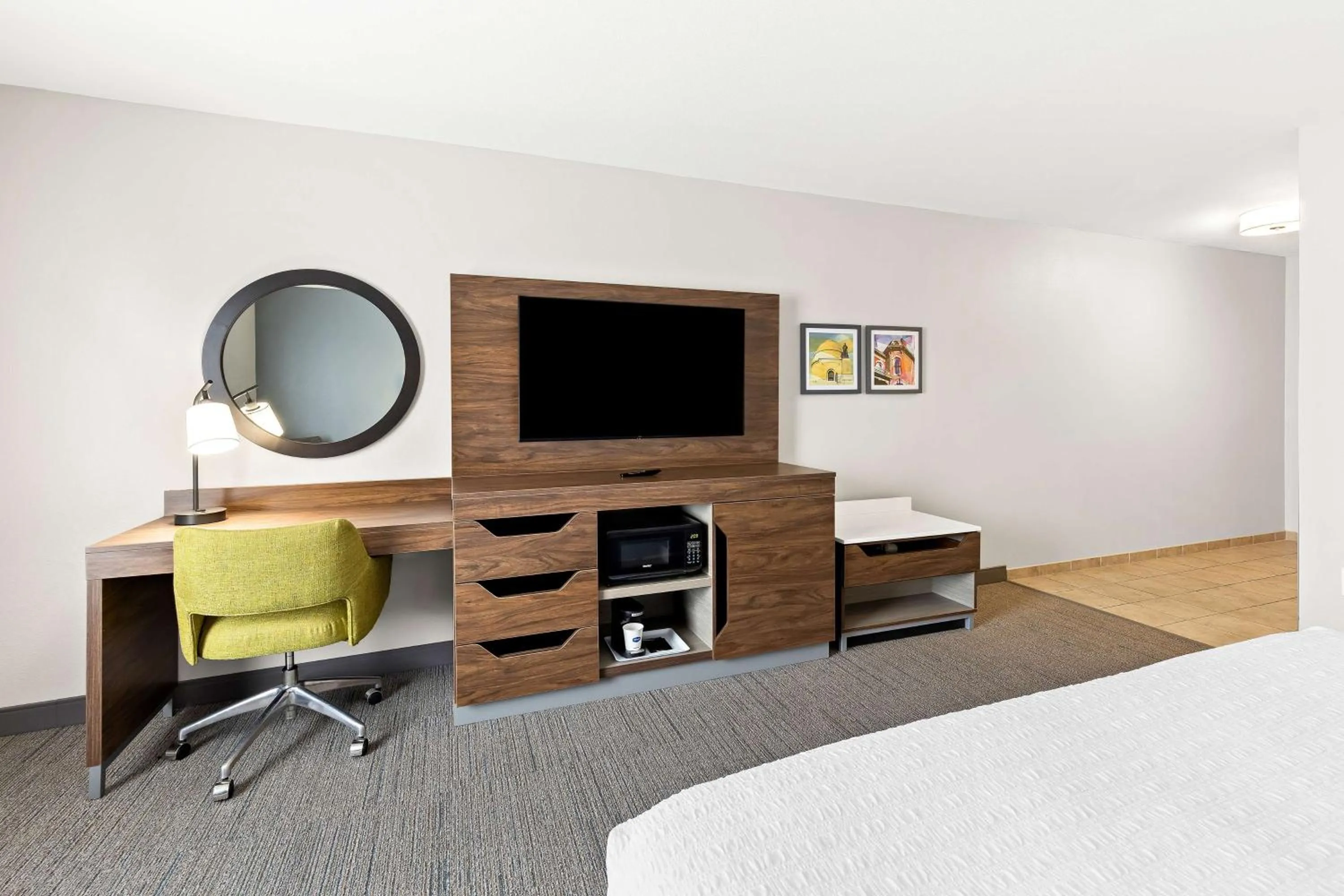 Bed in Hampton Inn & Suites Canton