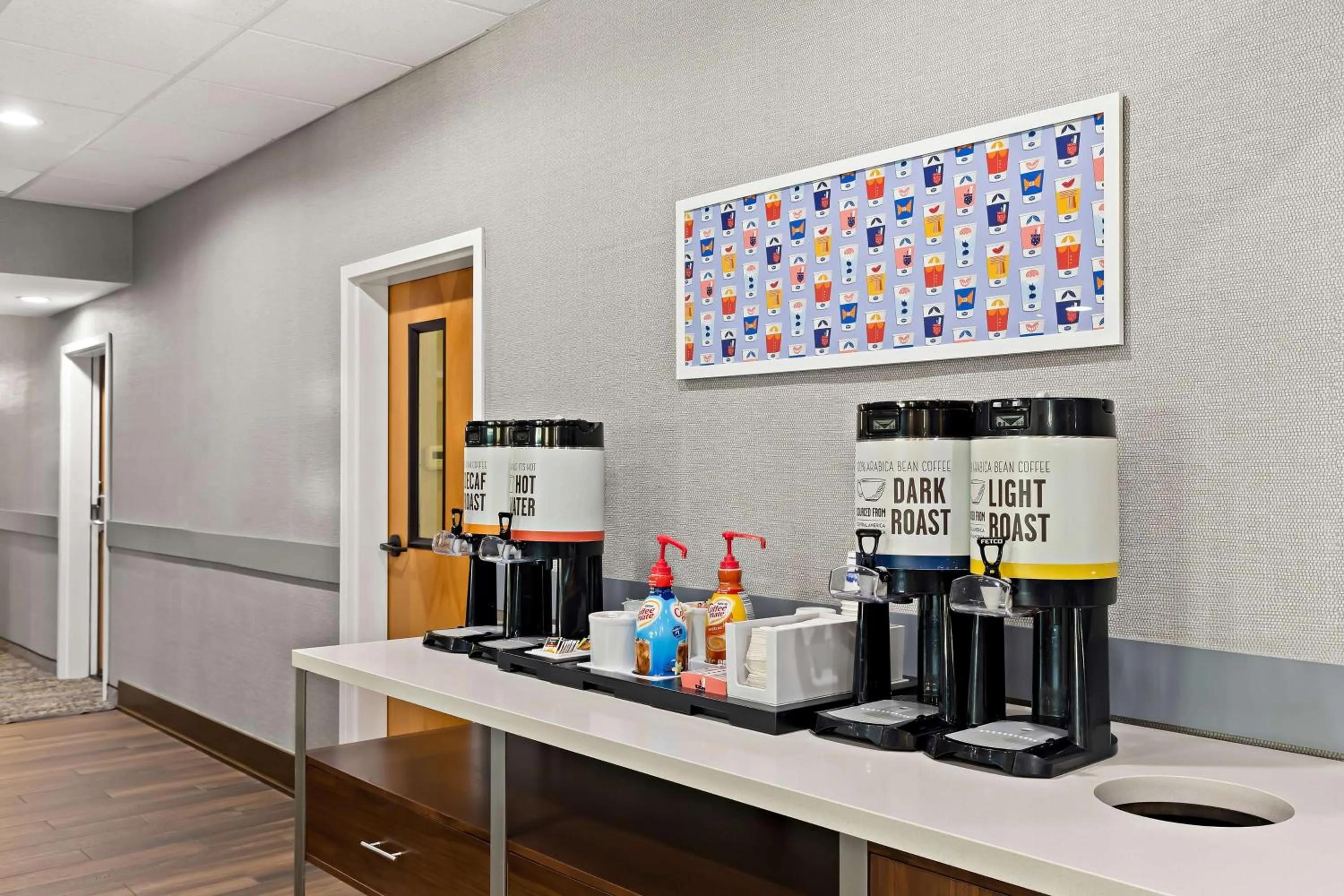 Dining area in Hampton Inn & Suites Canton