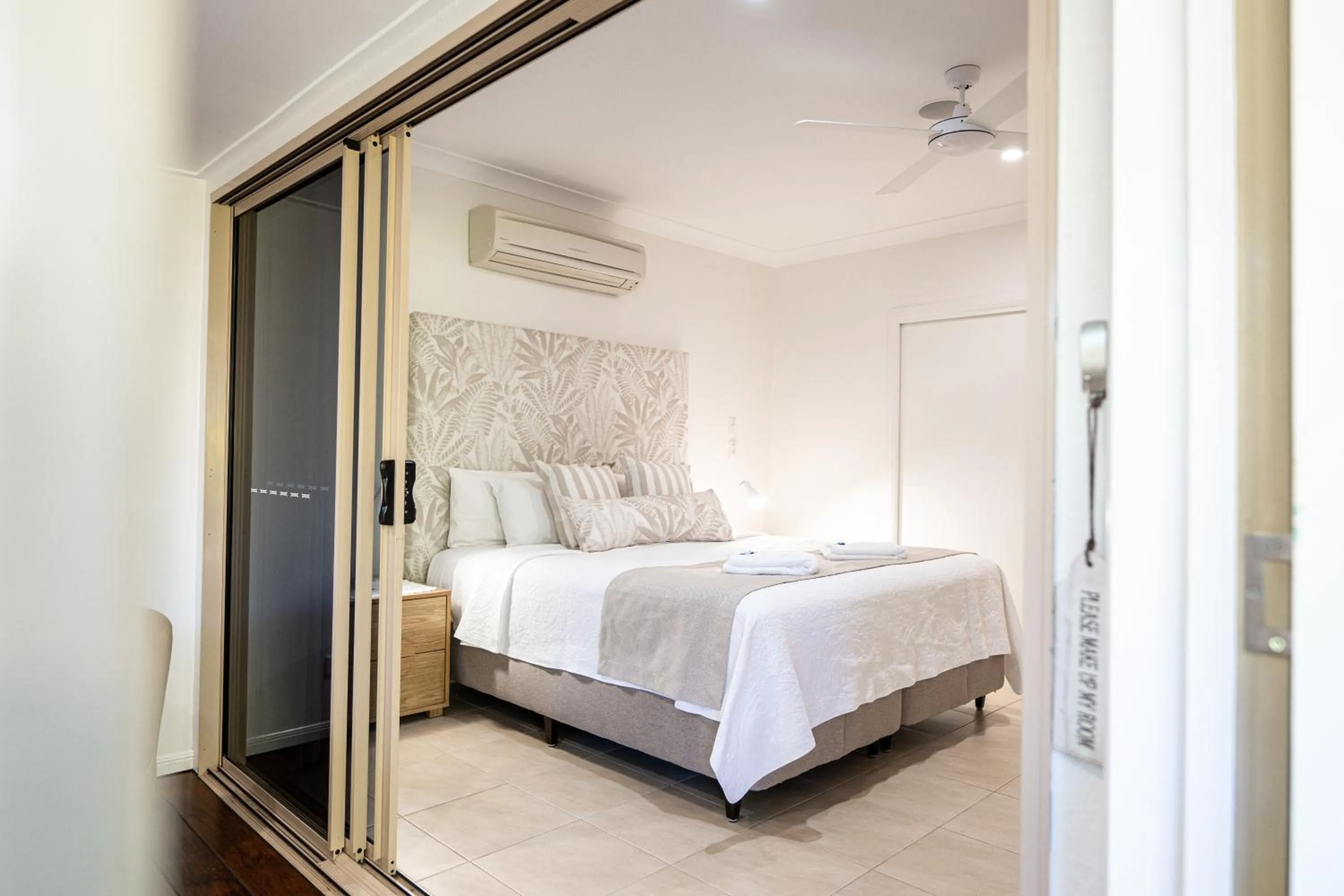 Photo of the whole room, Bed in Blue Summit Hideaway