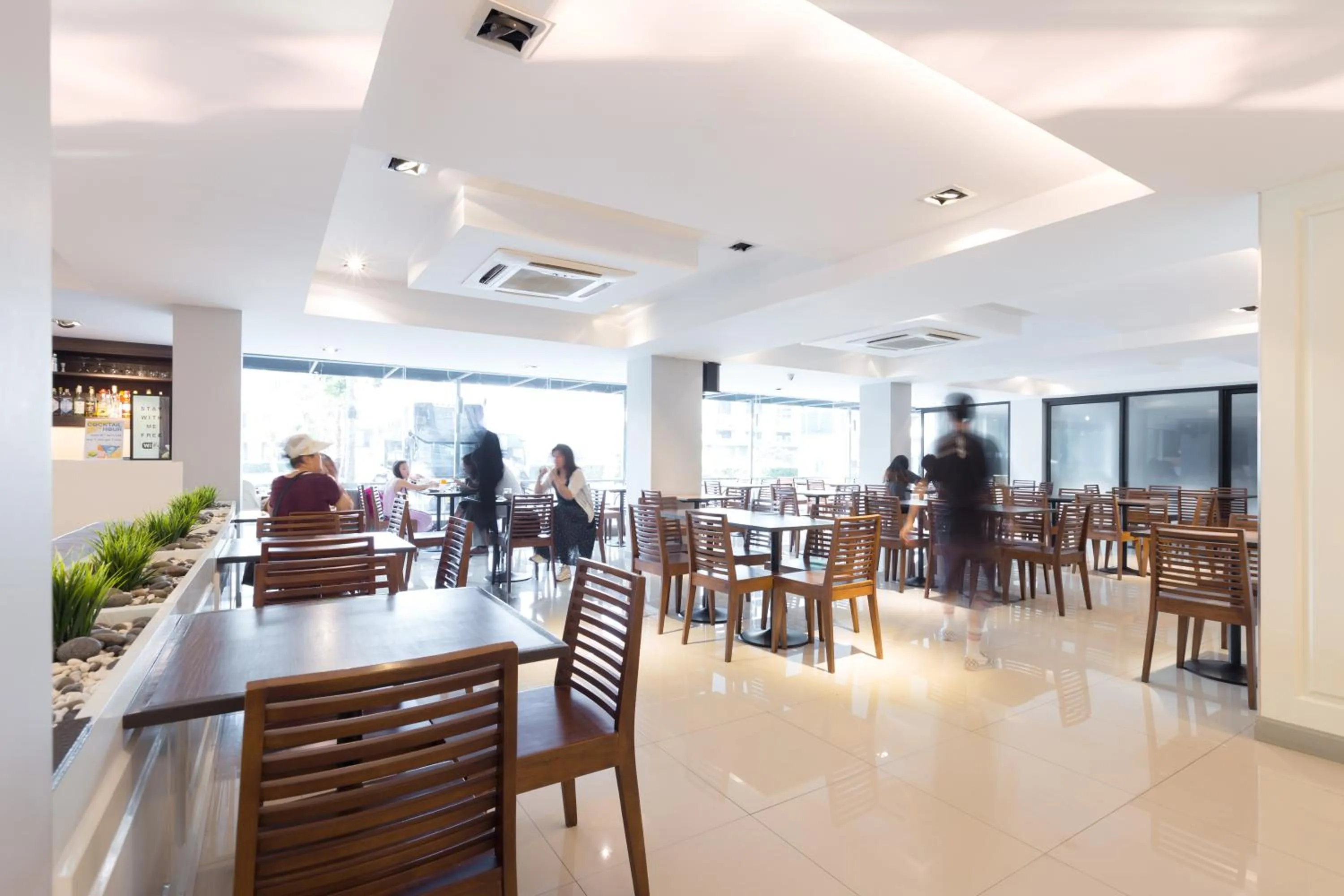 Restaurant/places to eat in Top View Hotel - SHA Extra Plus