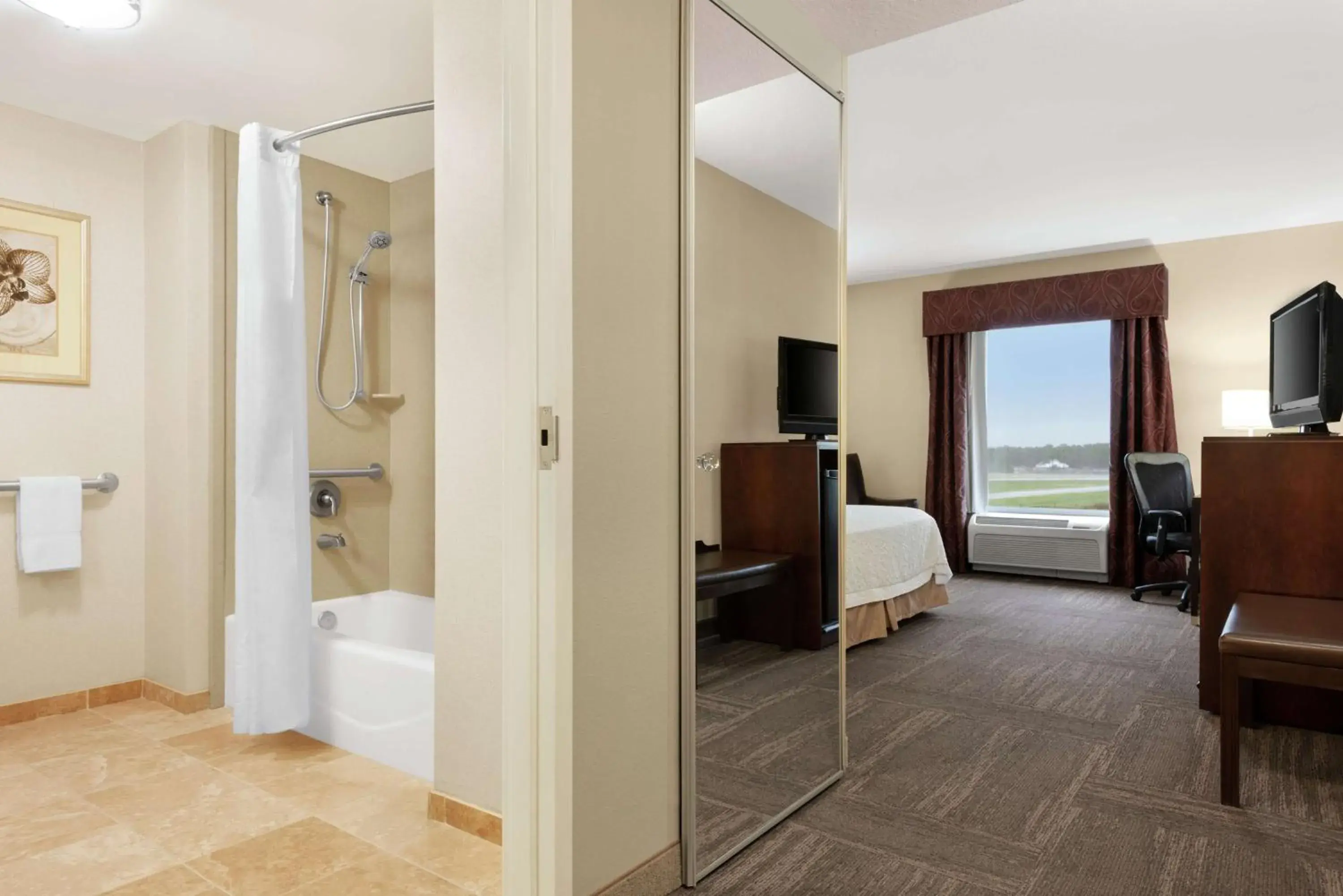 King Room - Mobility Access/Non-Smoking in Hampton Inn & Suites Brunswick King Room - Mobility Access/Non-Smoking in Hampton Inn & Suites Brunswick