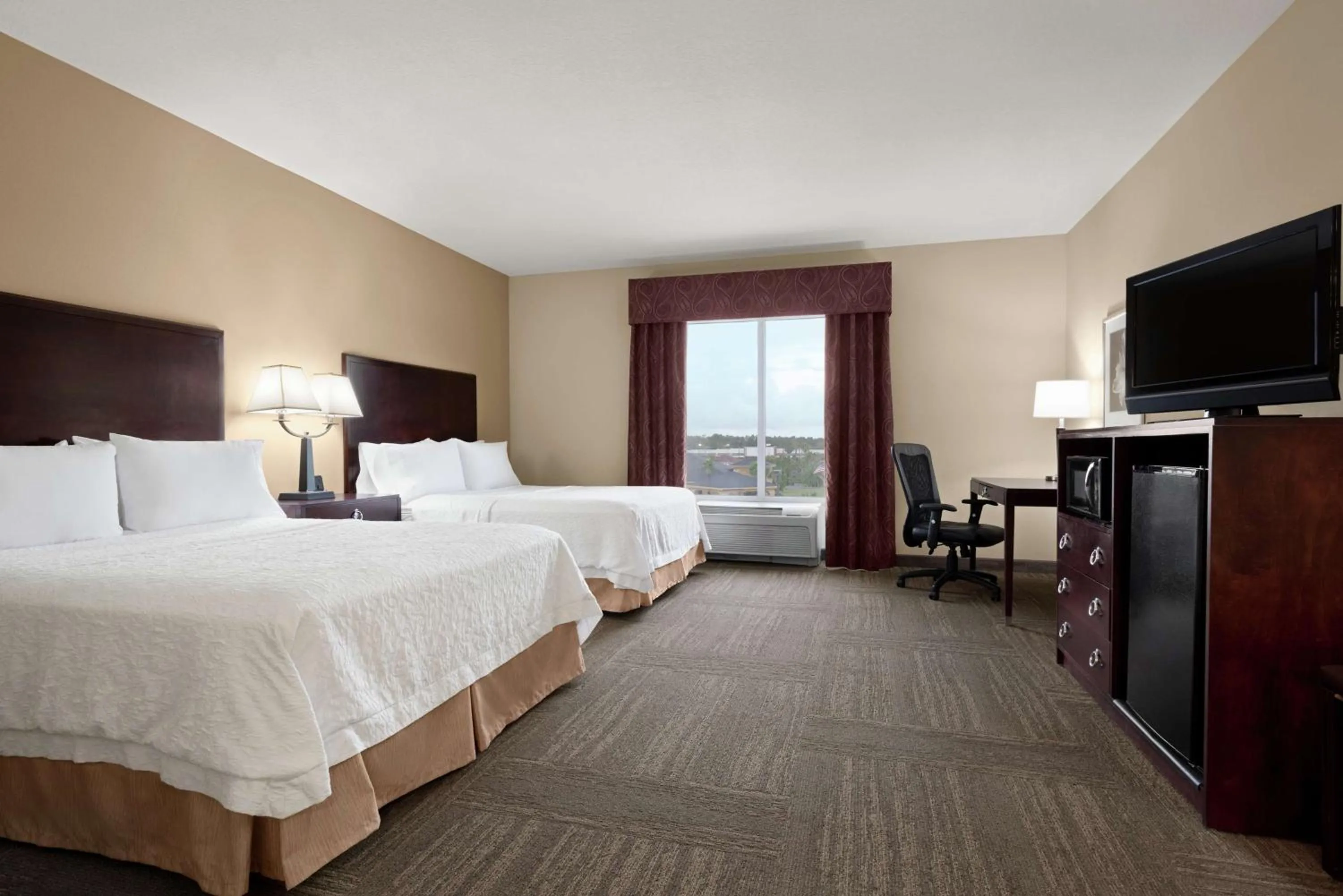 Bedroom, Bed in Hampton Inn & Suites Brunswick