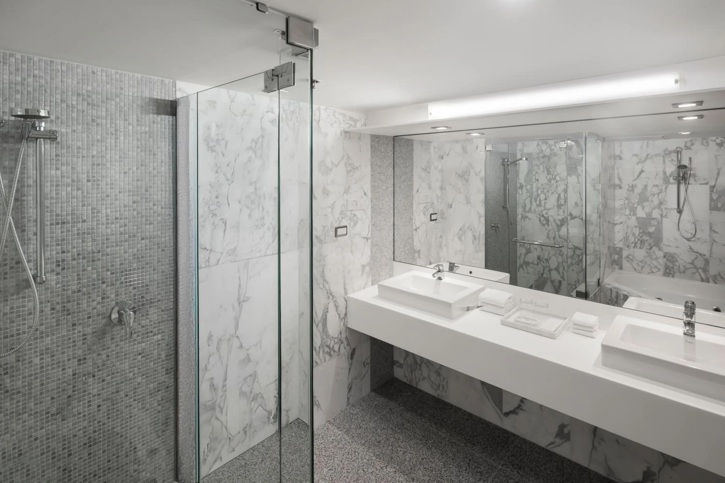 Shower in The Sydney Boulevard Hotel